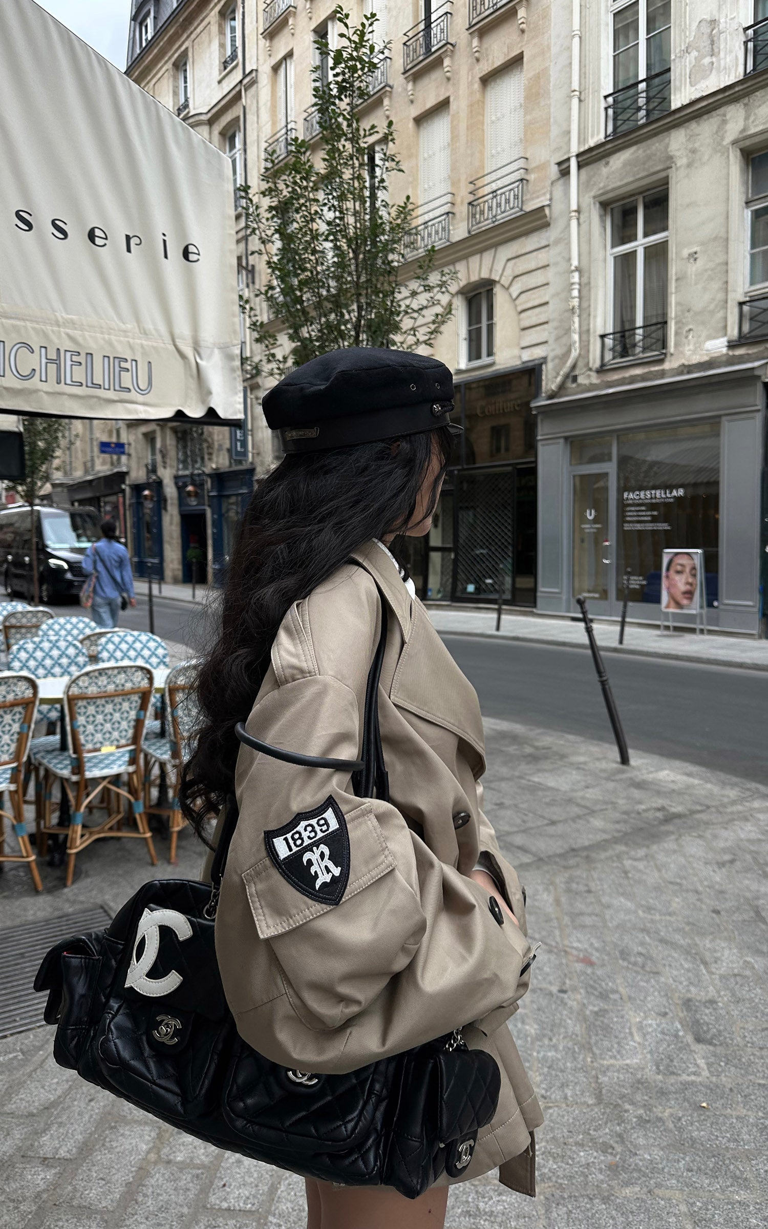 WARDEN EDGE Manteau trench ceinturé à écusson universitaire