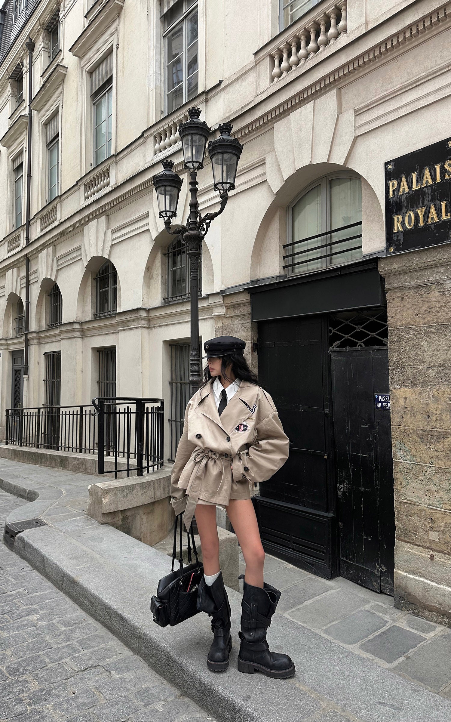 WARDEN EDGE Manteau trench ceinturé à écusson universitaire