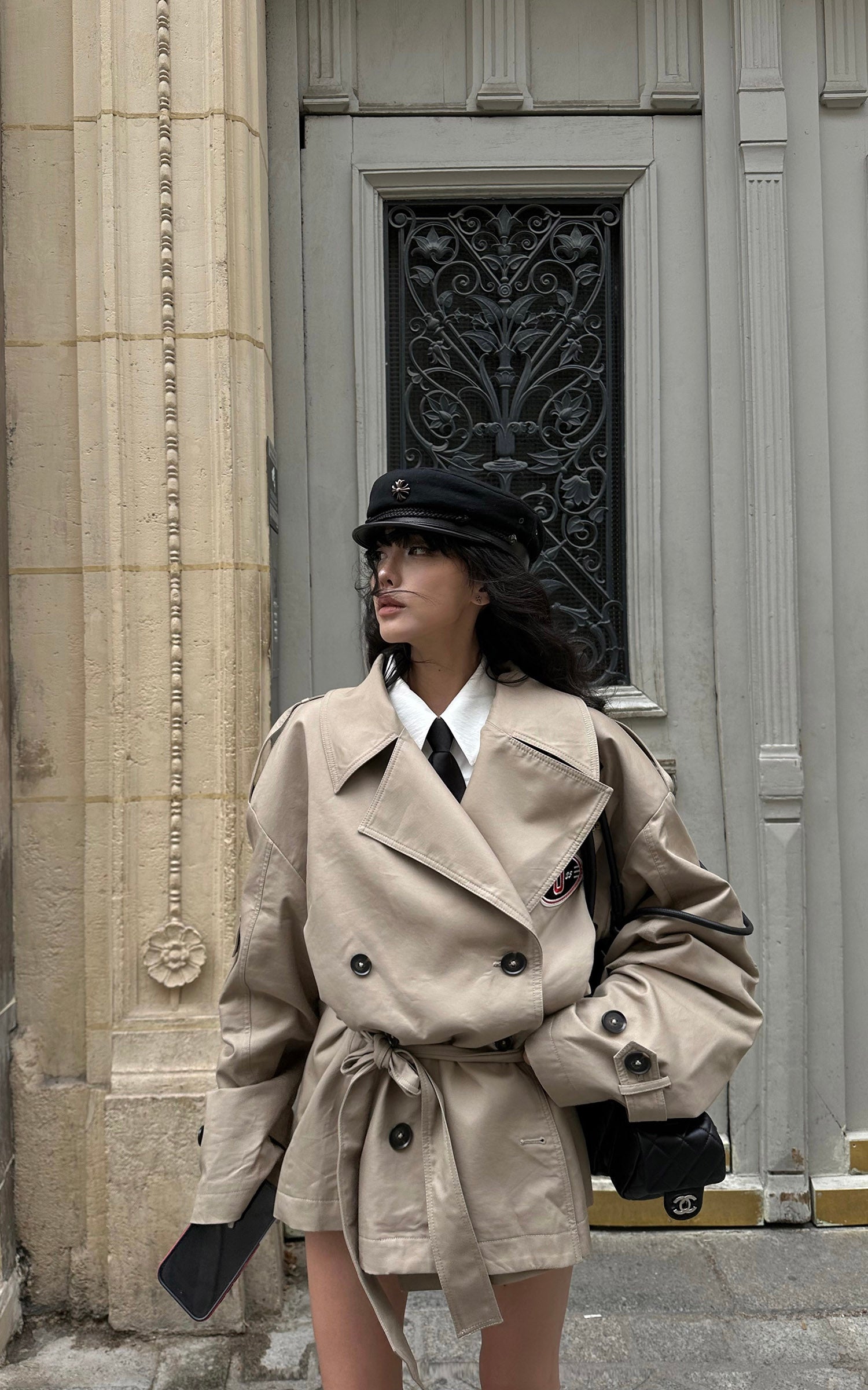 WARDEN EDGE Manteau trench ceinturé à écusson universitaire