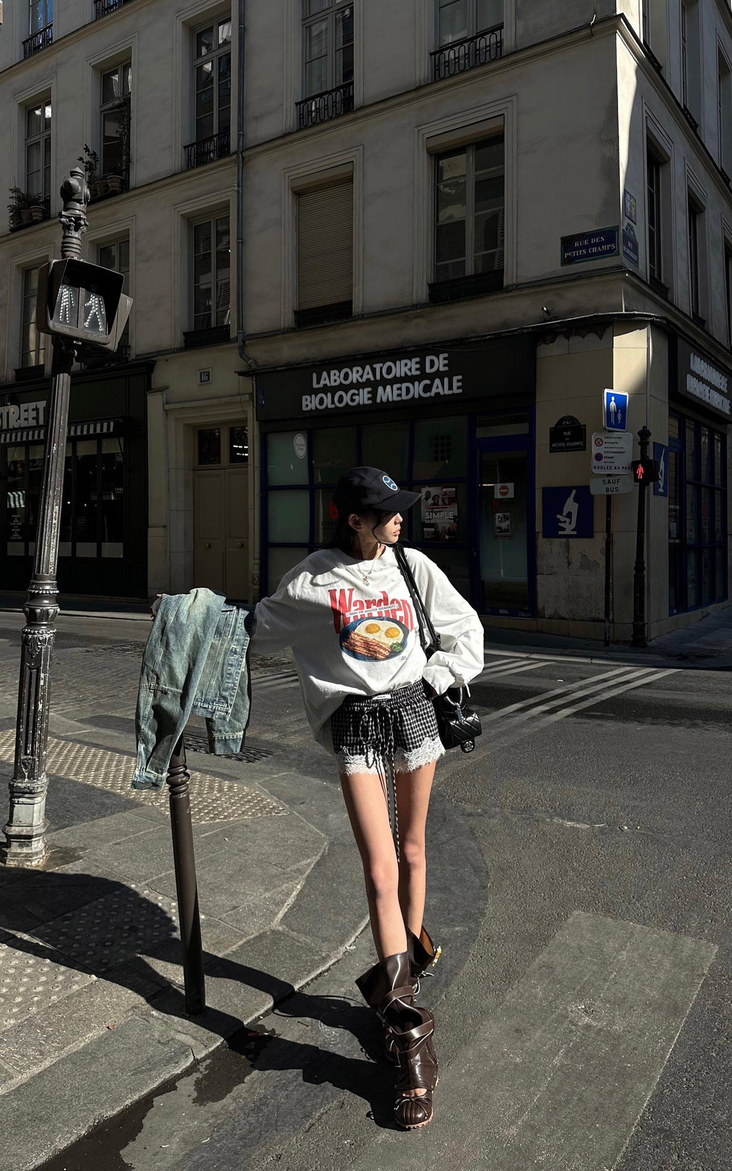 WARDEN EDGE Mini à carreaux avec bordure en dentelle Short doté d'une taille élastique et d'une silhouette streetwear décontractée