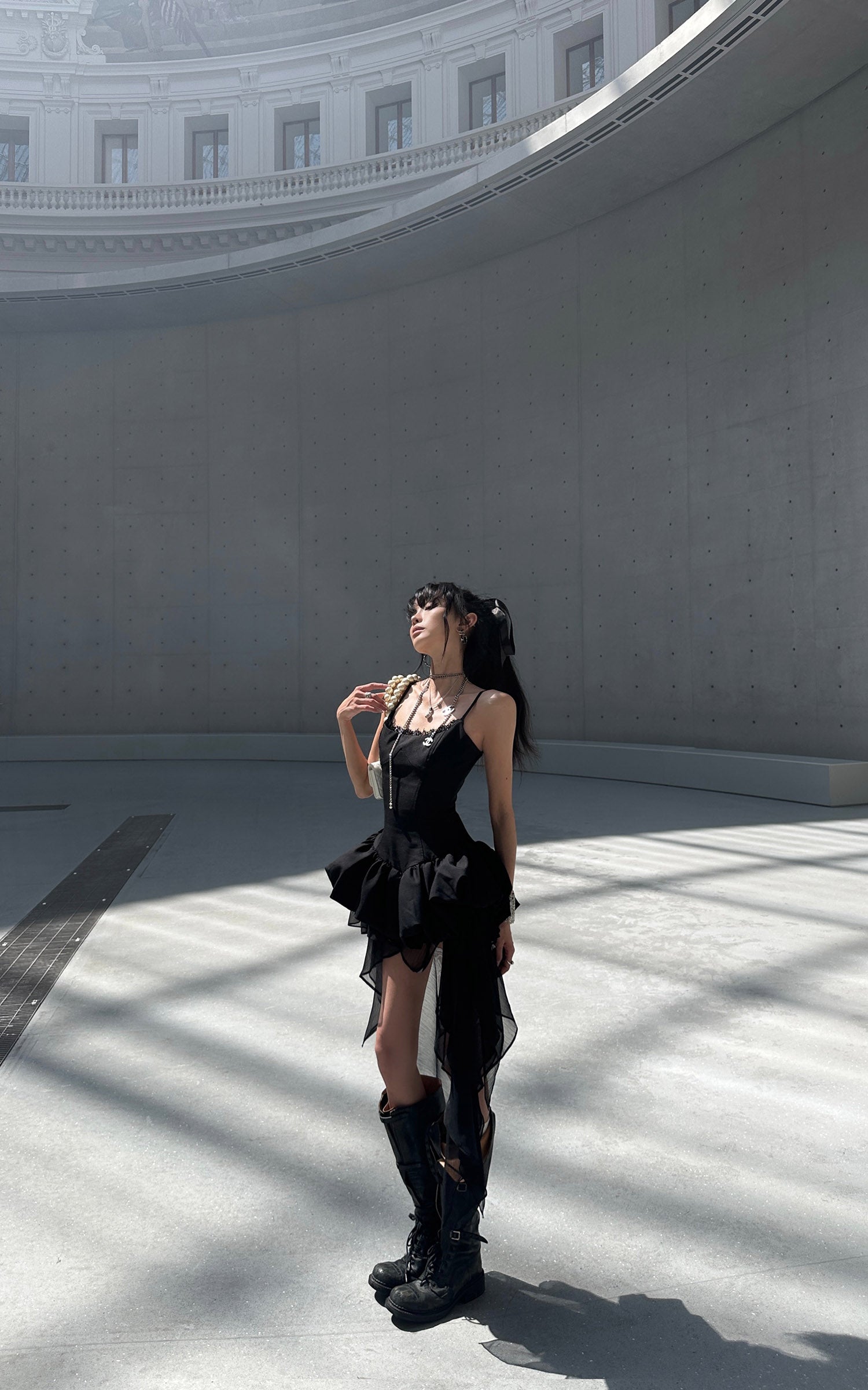 WARDEN EDGE Robe à volants asymétrique avec dentelle