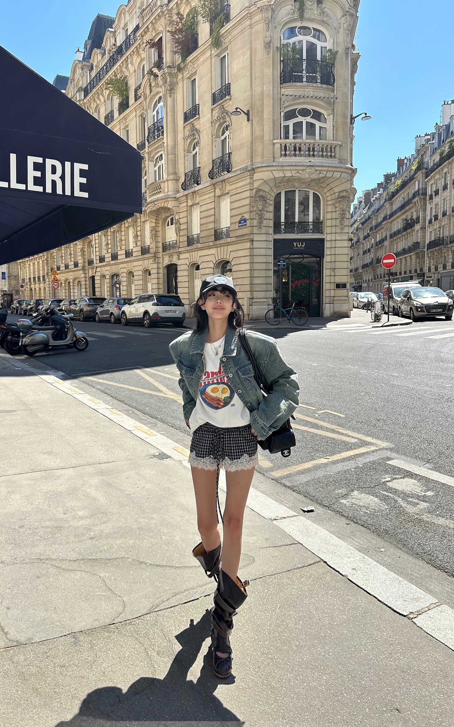 WARDEN EDGE Mini à carreaux avec bordure en dentelle Short doté d'une taille élastique et d'une silhouette streetwear décontractée