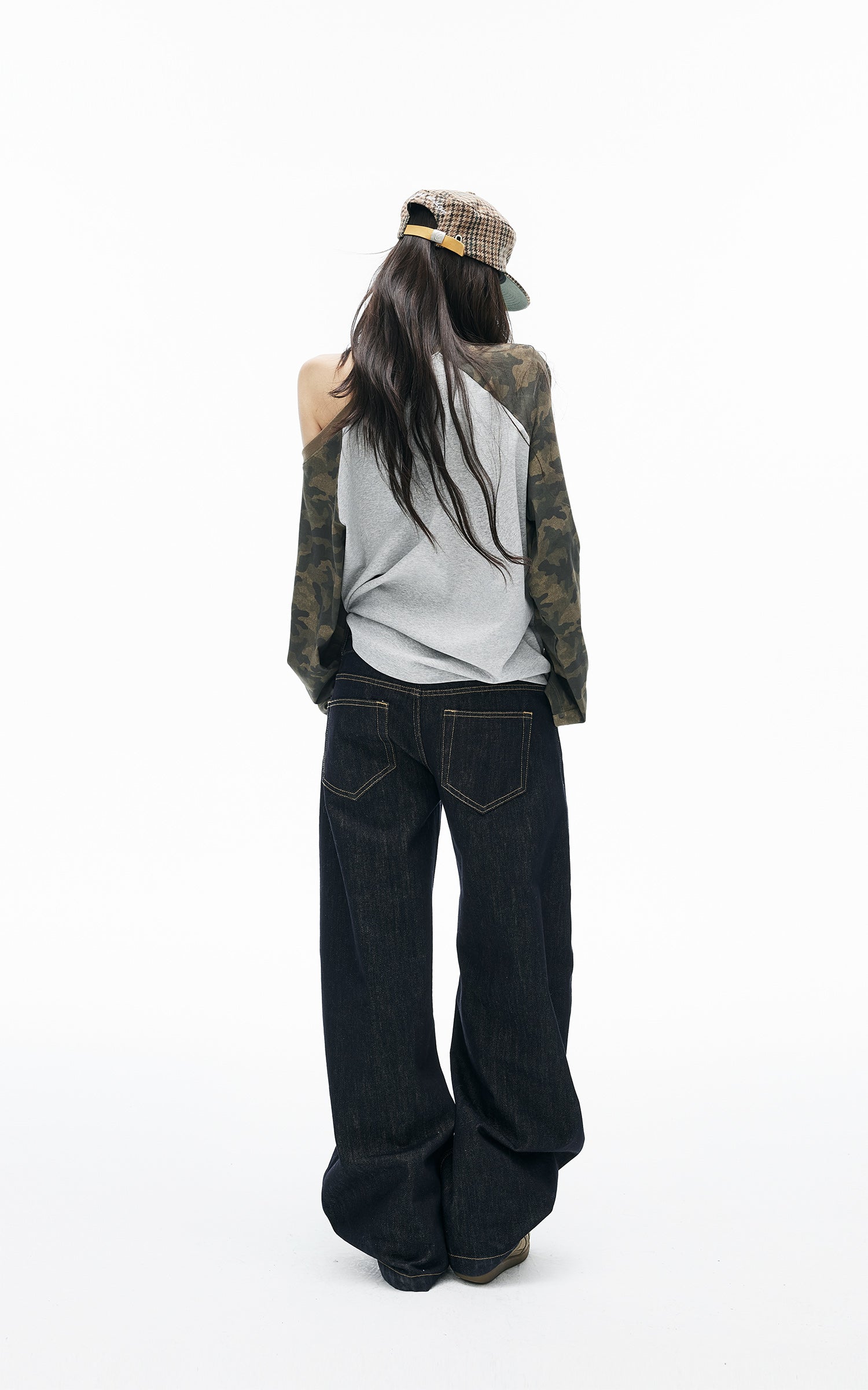IAMXIAA Camo Sleeve Off-Shoulder Raglan T-Shirt