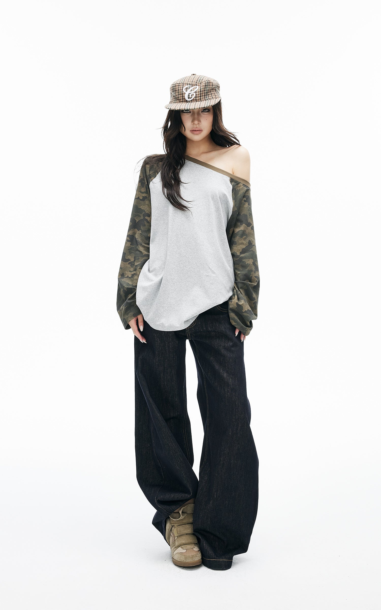 IAMXIAA Camo Sleeve Off-Shoulder Raglan T-Shirt