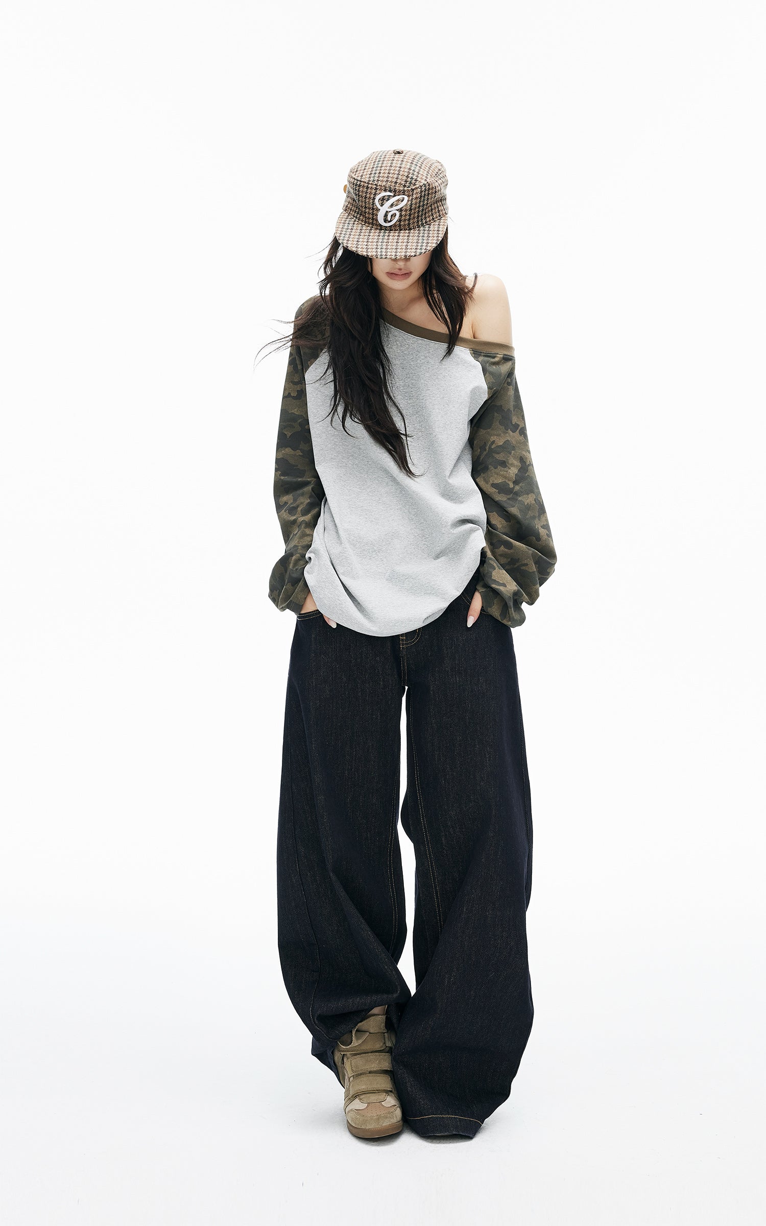 IAMXIAA Camo Sleeve Off-Shoulder Raglan T-Shirt