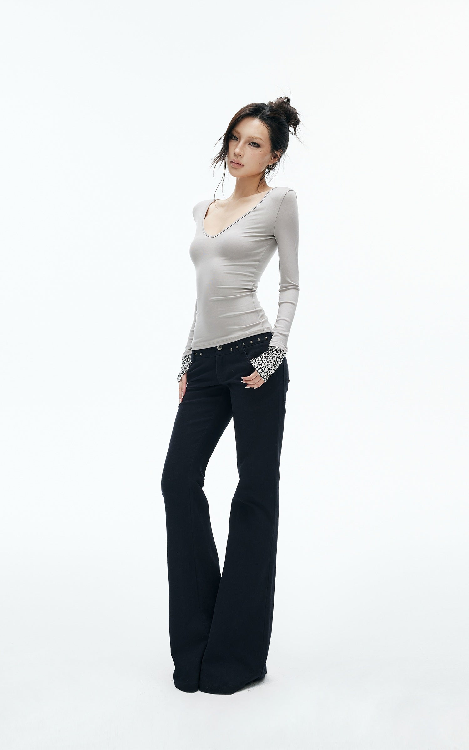IAMXIAA Leopard Cuff Deep V-Neck Fitted Long Sleeve Top