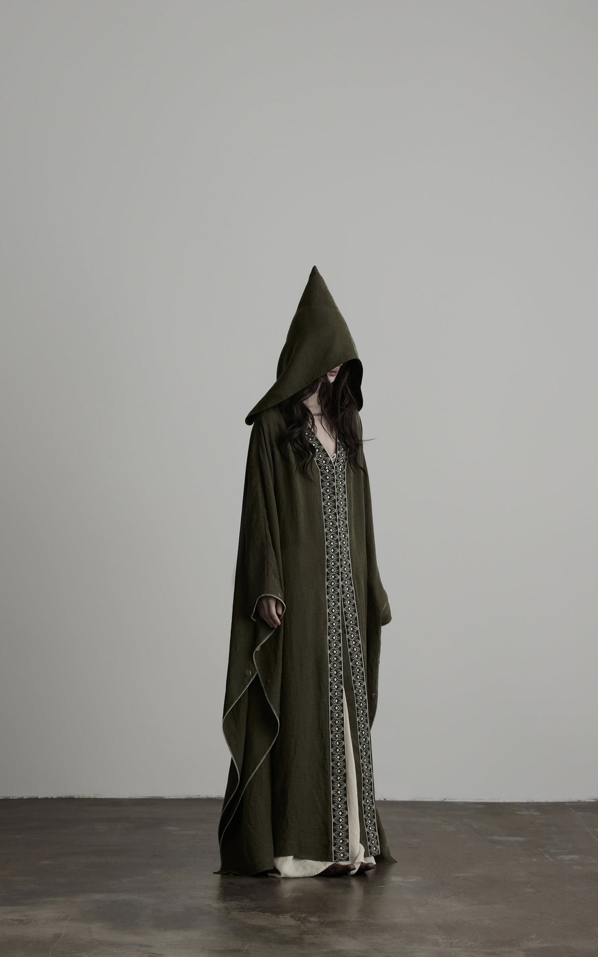 DOINDULGE 取り外し可能なフード刺繍オーバーサイズケープコート