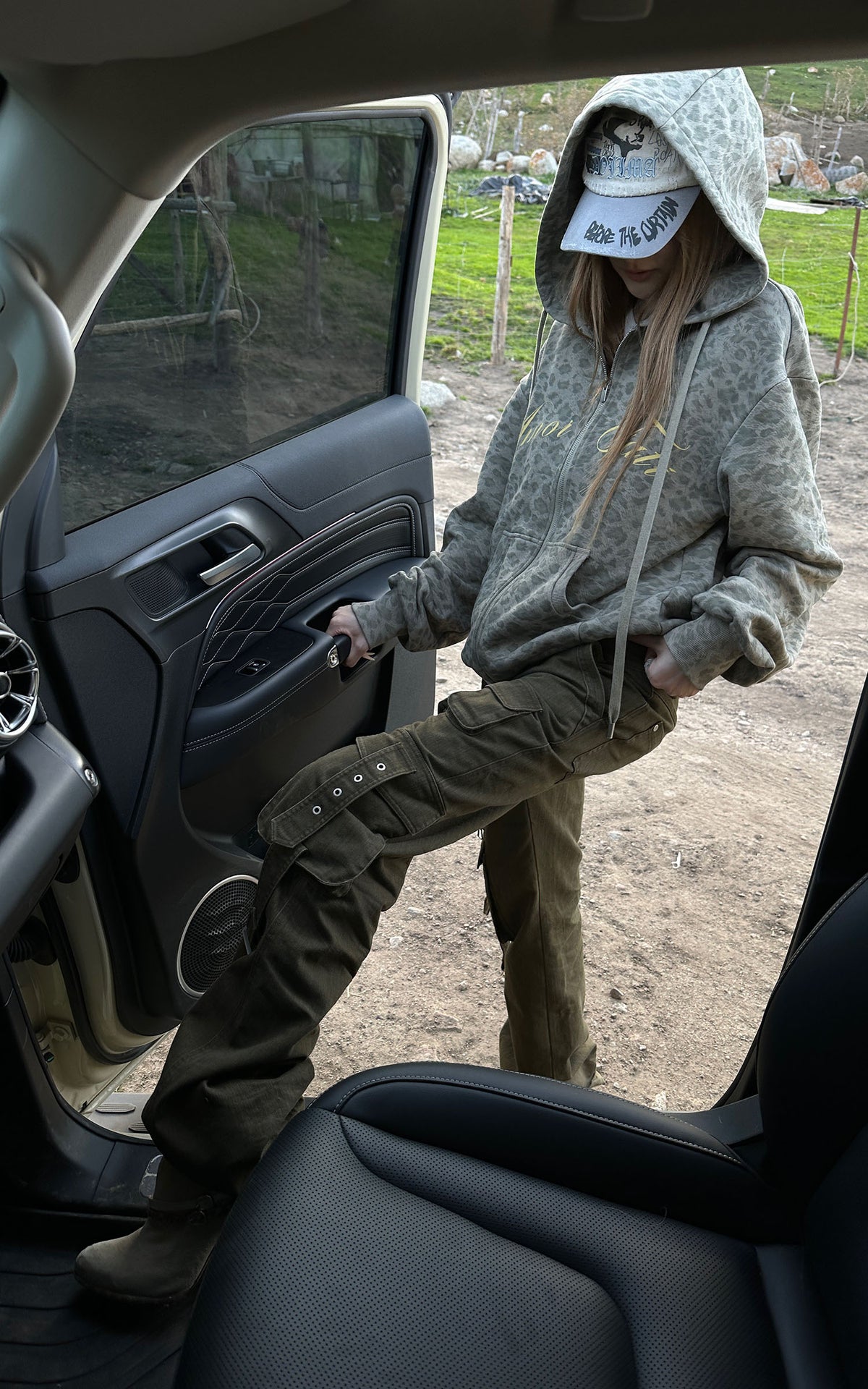 Rase le sol Washed Buckle-Strap Wide-Leg Cargo Pants