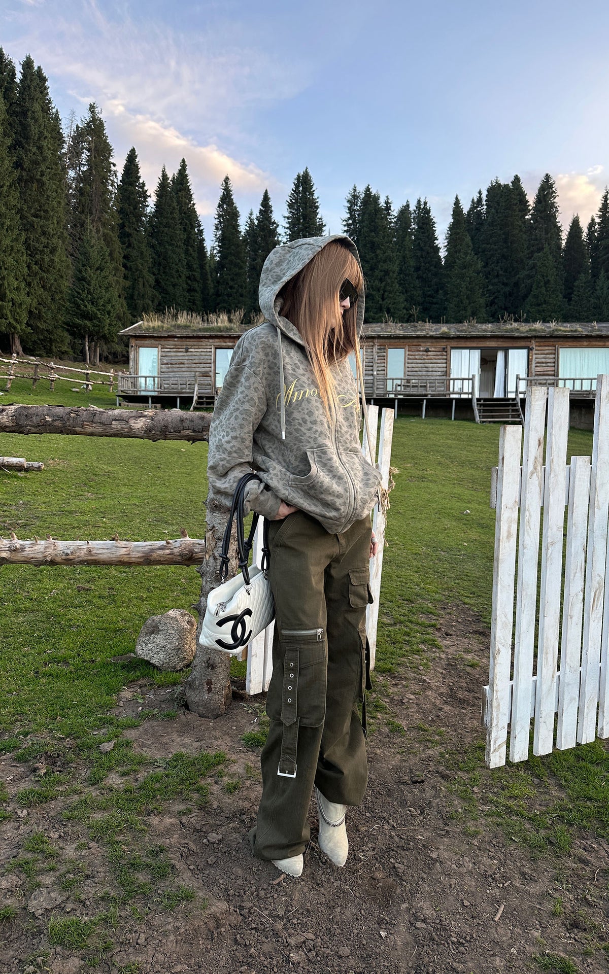 Rase le sol Washed Buckle-Strap Wide-Leg Cargo Pants