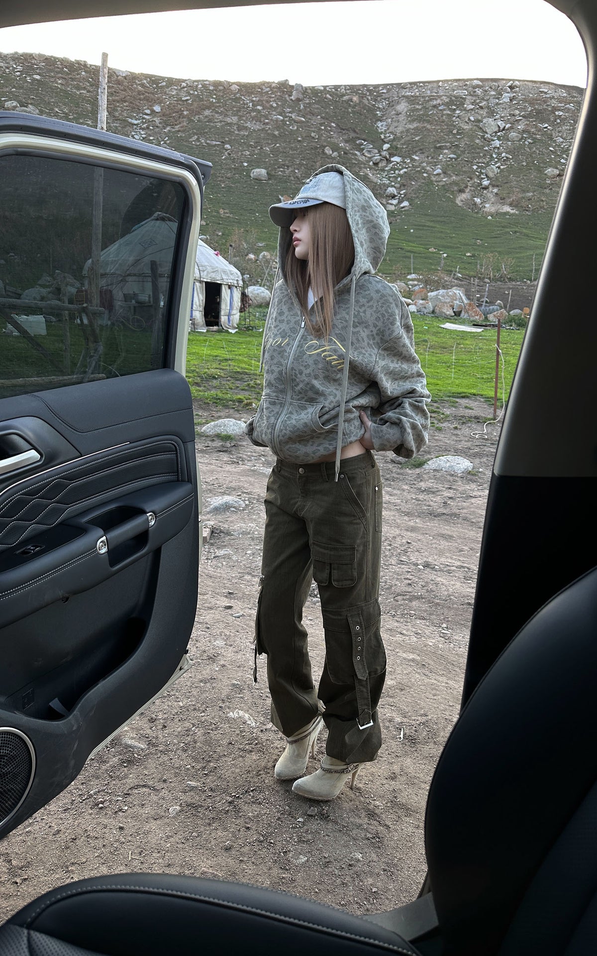 Rase le sol Washed Buckle-Strap Wide-Leg Cargo Pants