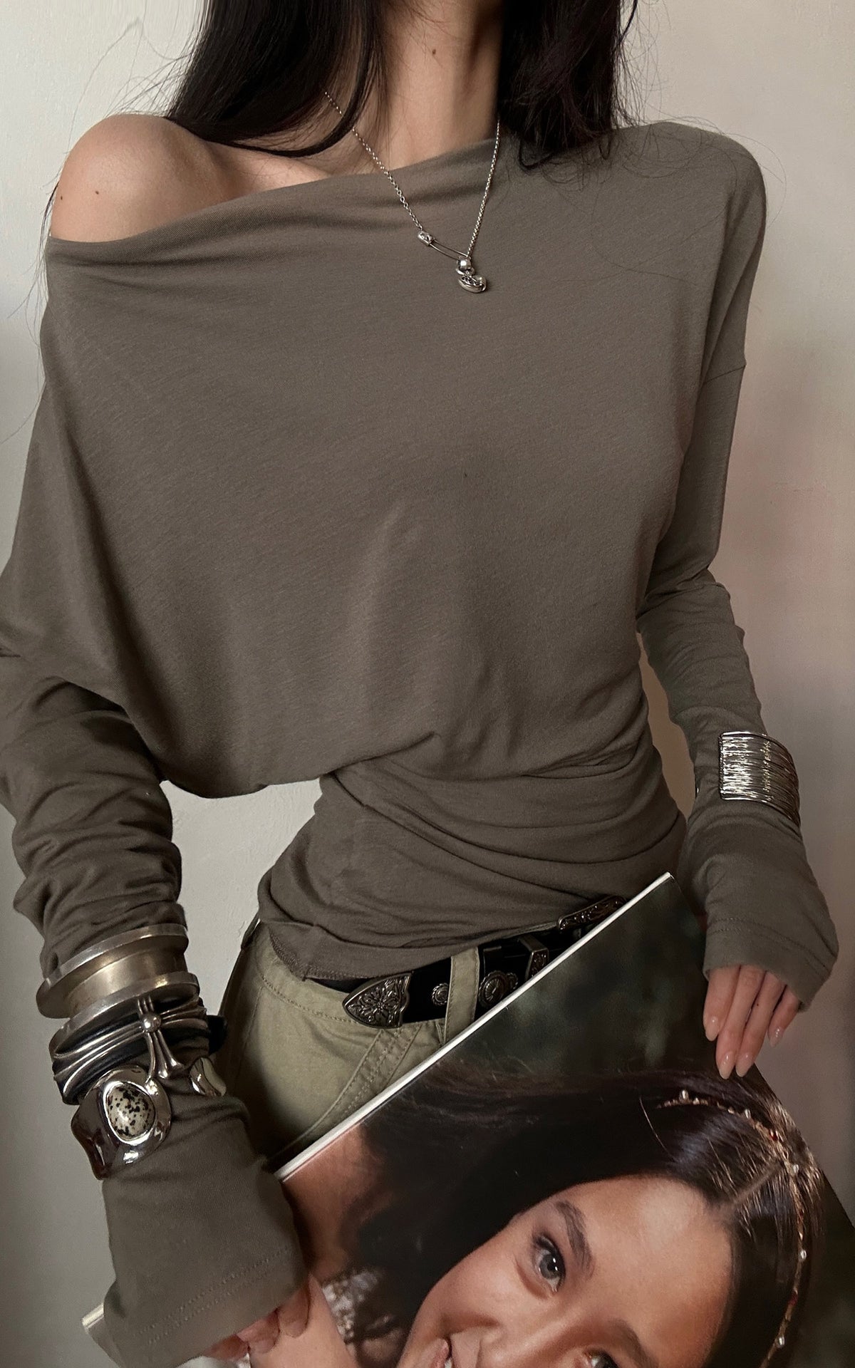 WARDEN EDGE アシンメトリック ドレープ オフショルダー トップ