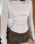 WARDEN EDGE Haut drapé épaules dénudées & ensemble effet suédine Short