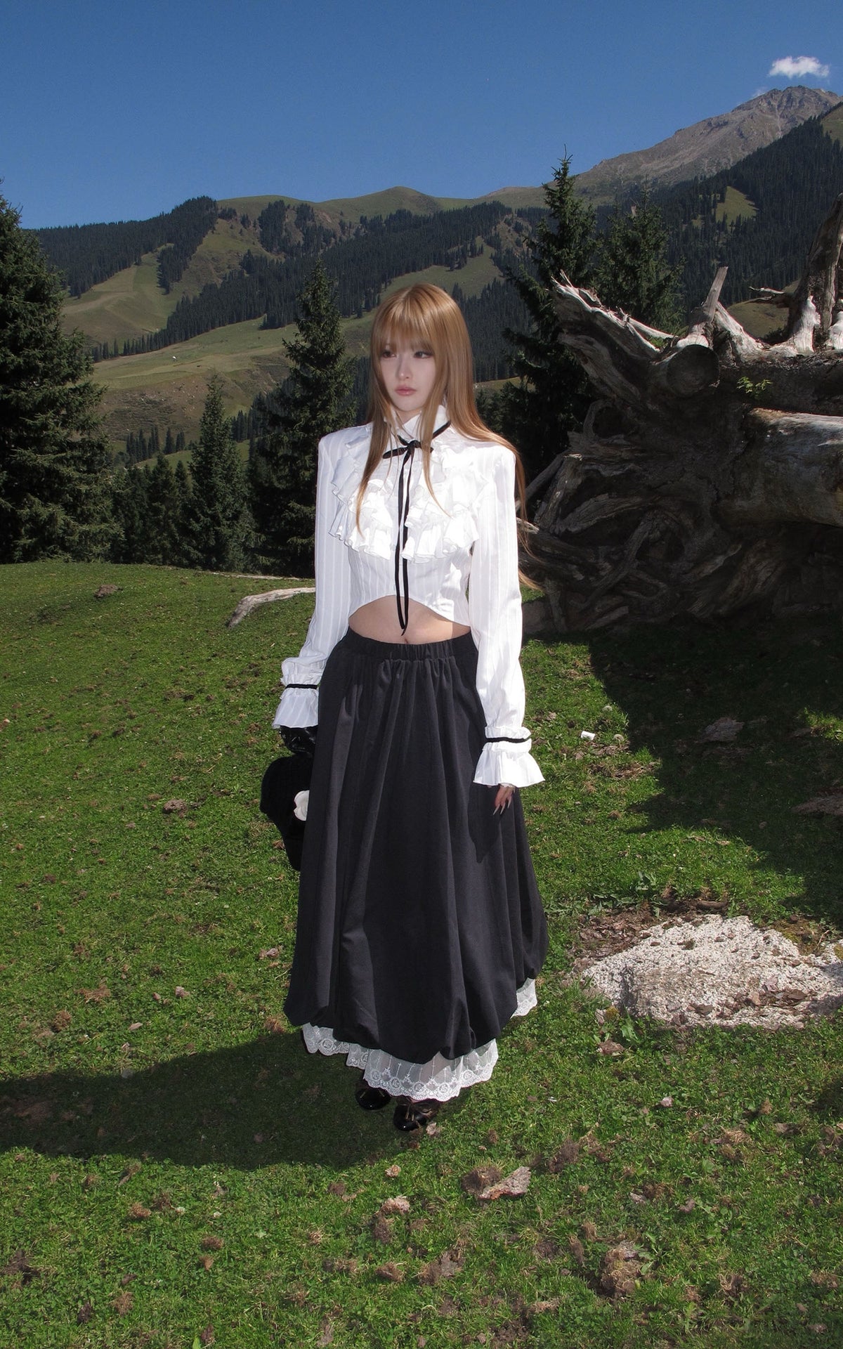 Rase le sol Ruffled High-Neck Ribbon Cropped Blouse