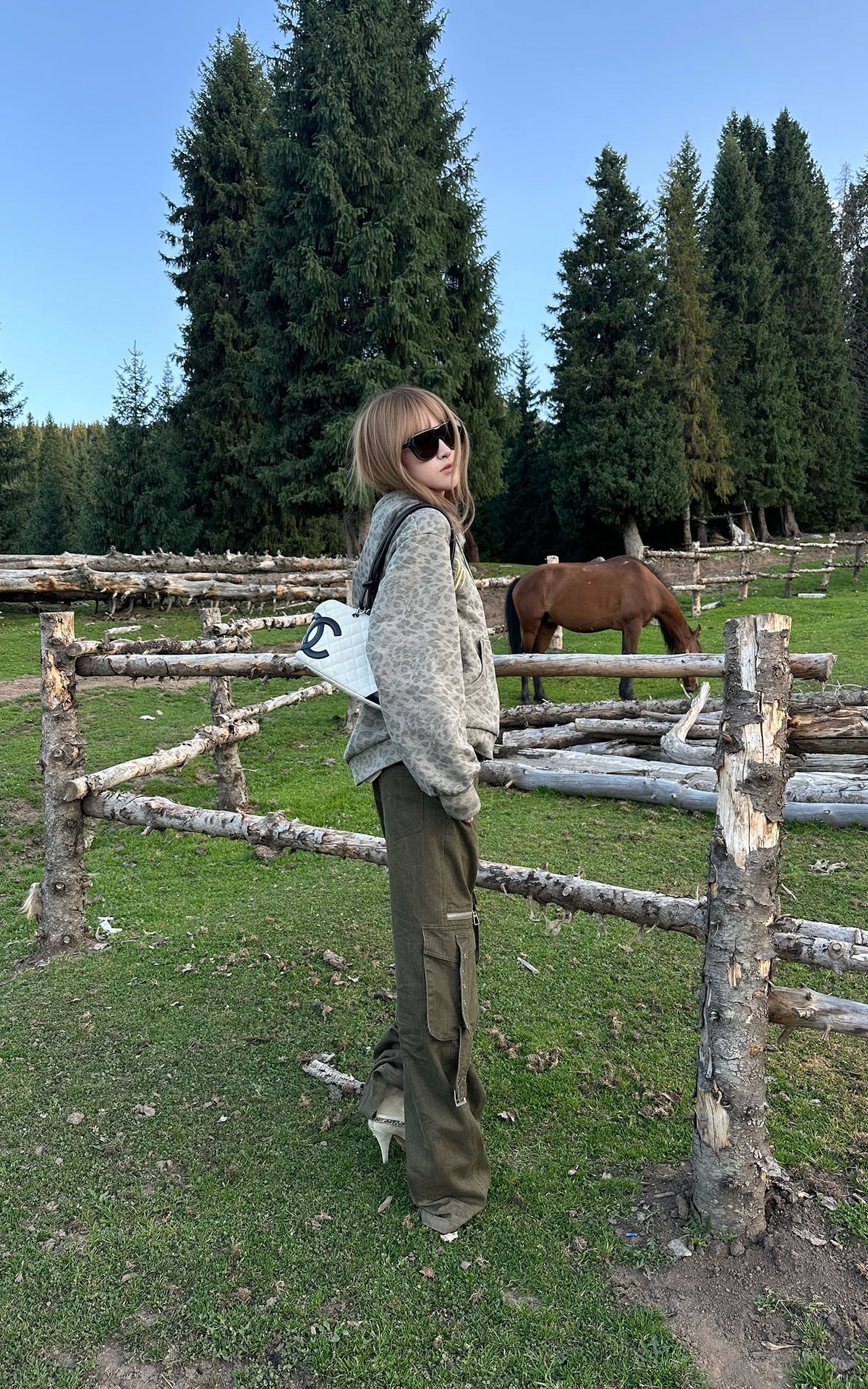 Rase le sol Washed Buckle-Strap Wide-Leg Cargo Pants