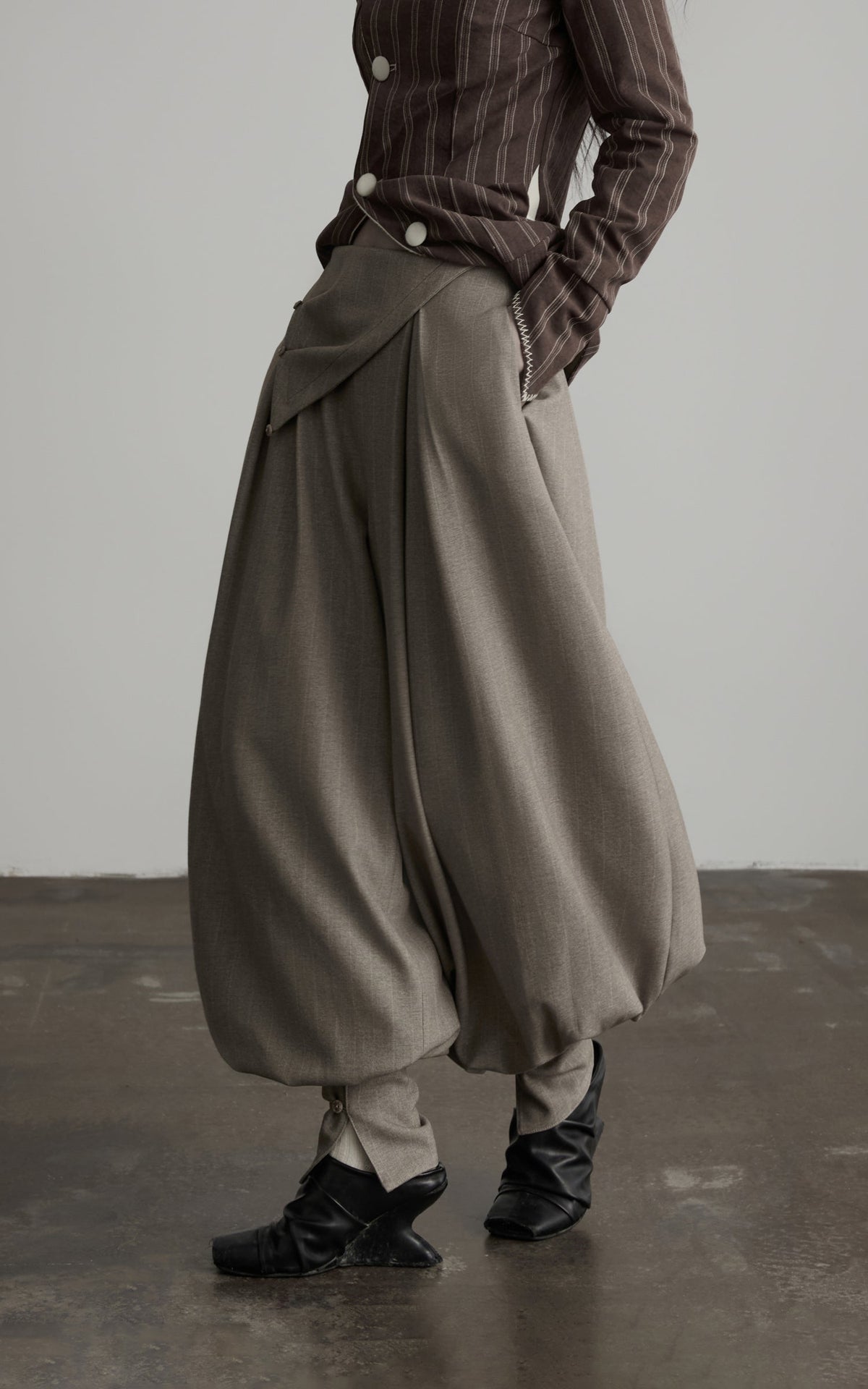 DOINDULGE Pantalon bouffant plissé à taille asymétrique