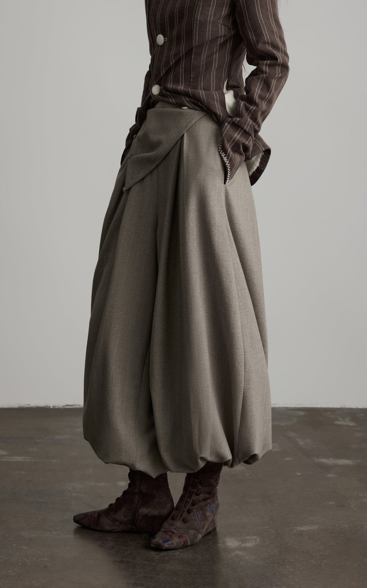 DOINDULGE Pantalon bouffant plissé à taille asymétrique