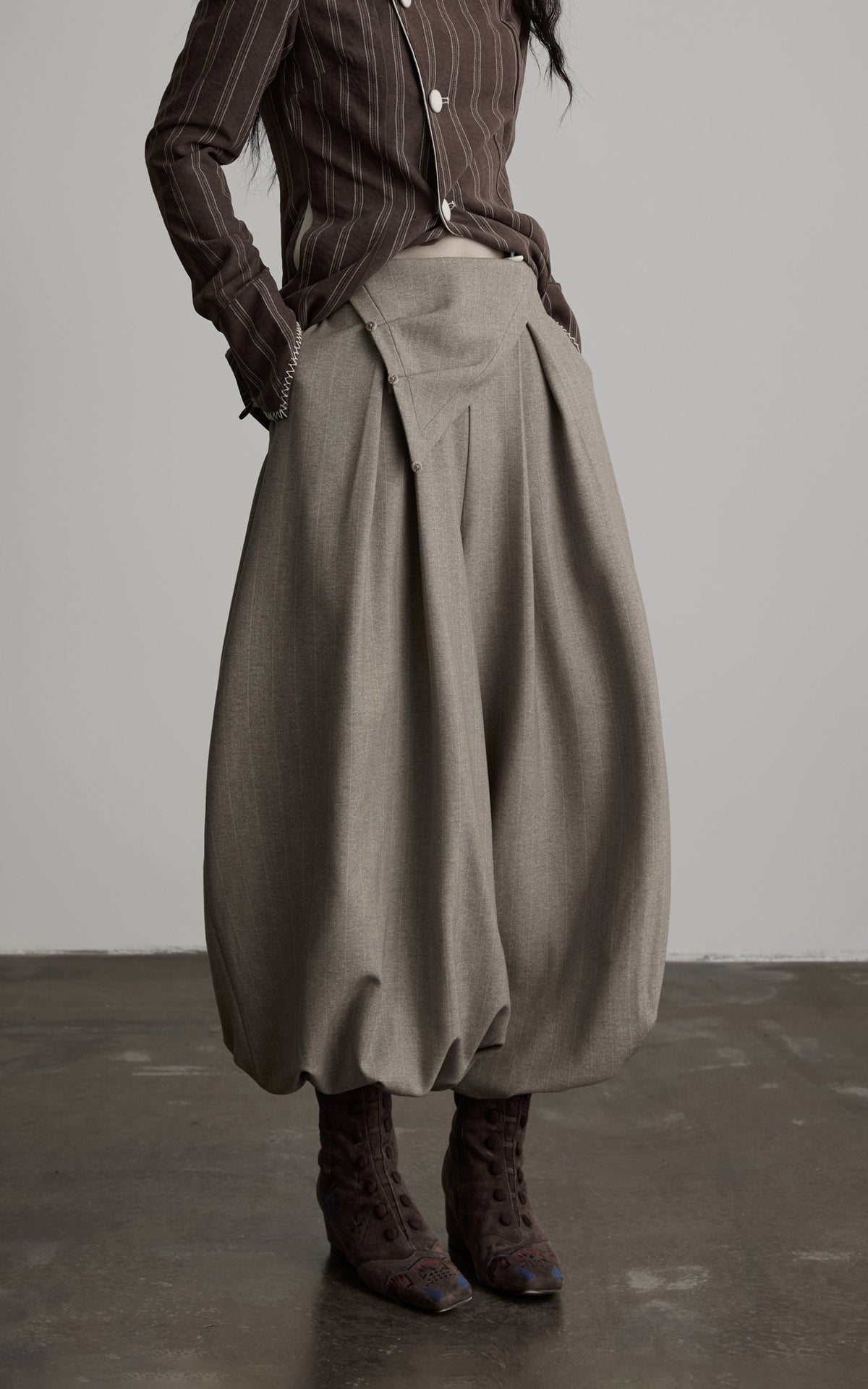 DOINDULGE Pantalon bouffant plissé à taille asymétrique