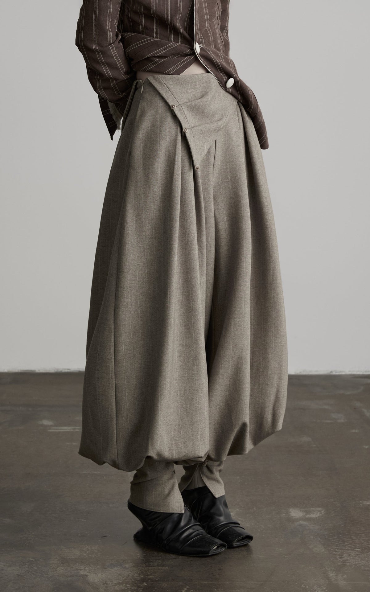 DOINDULGE Pantalon bouffant plissé à taille asymétrique