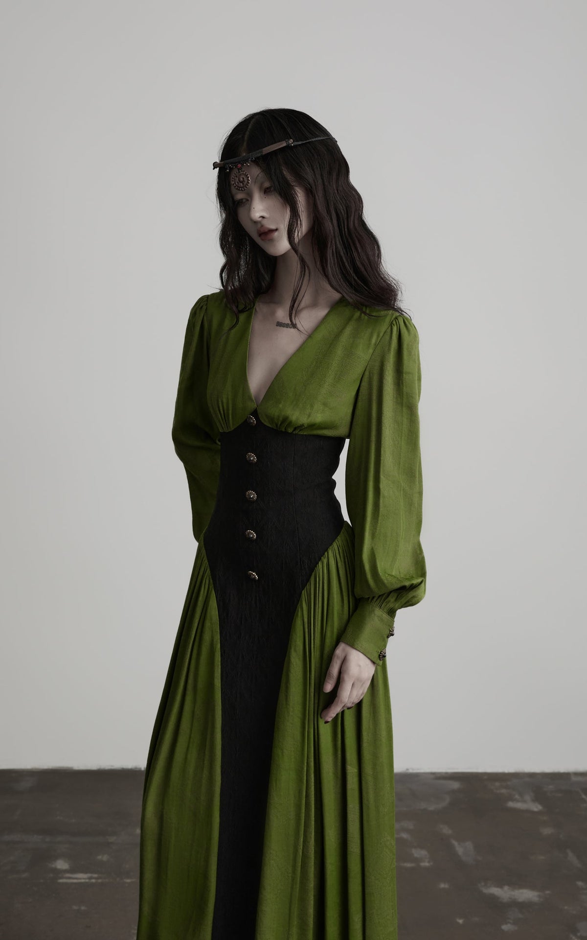 DOINDULGE Robe longue à manches bouffantes, taille corset et col en V