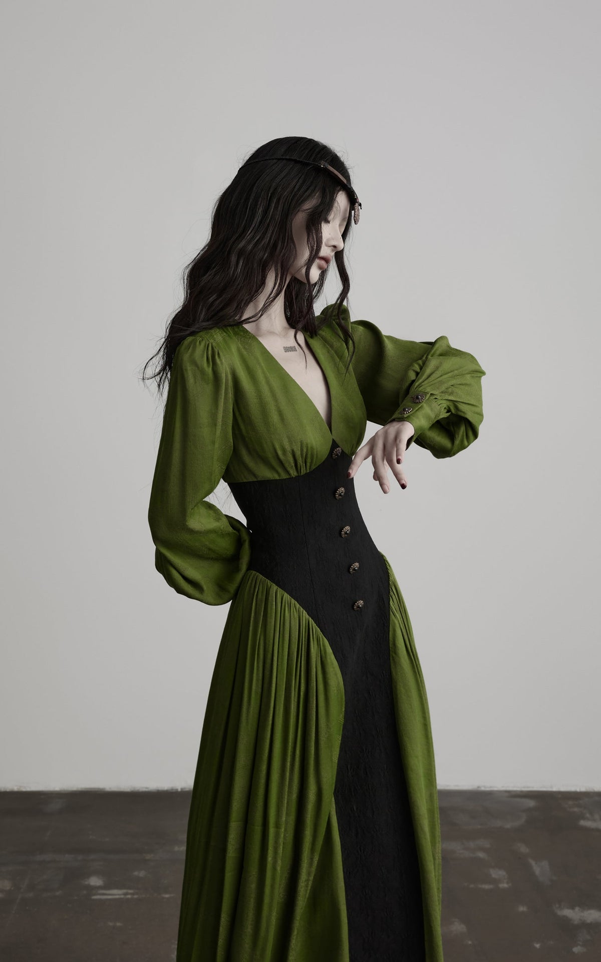 DOINDULGE Robe longue à manches bouffantes, taille corset et col en V