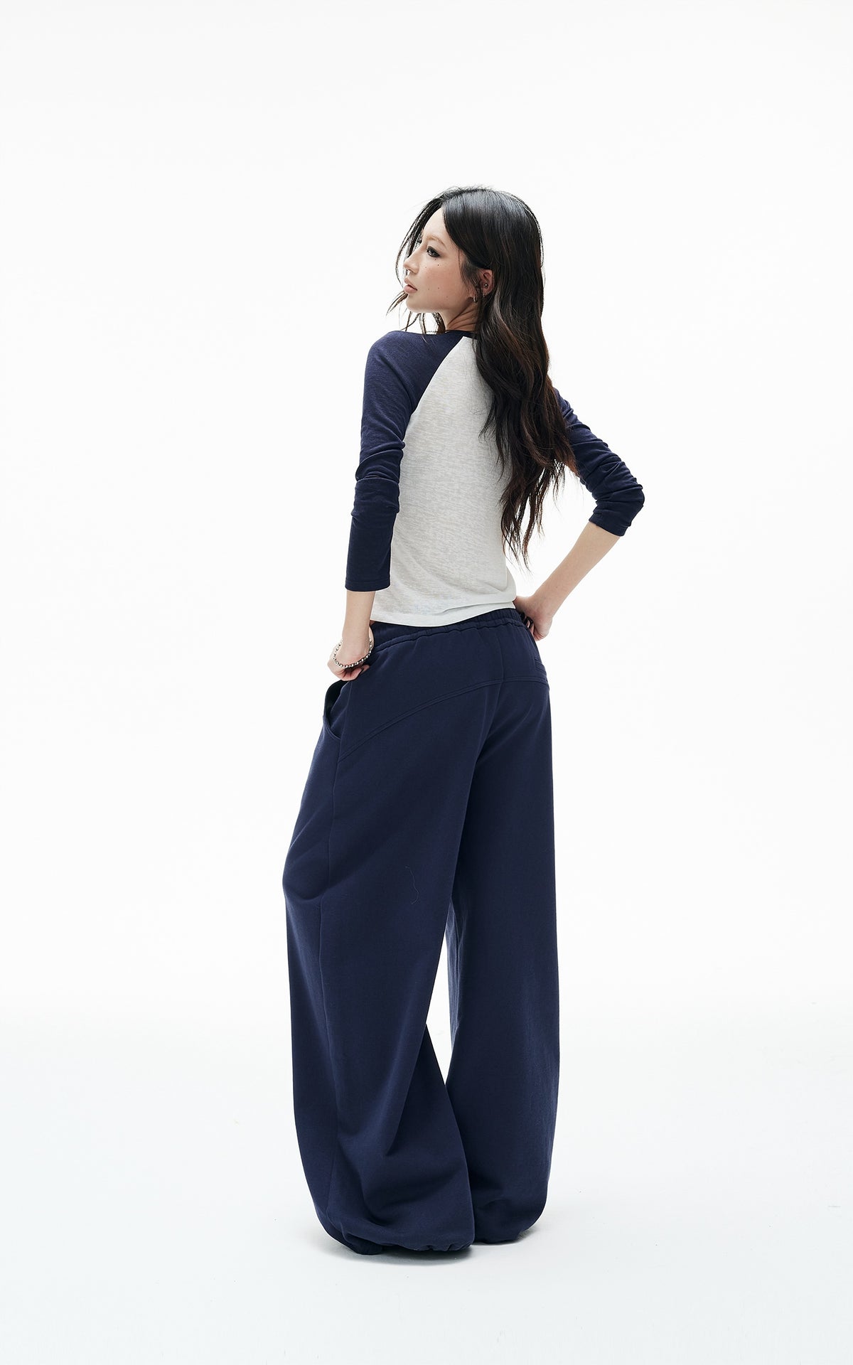 IAMXIAA Colorblock Raglan Sleeve Notch Neck Long Sleeve Top