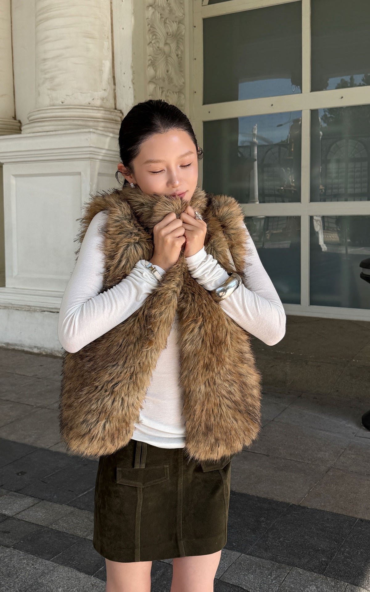 Hydrae Gilet sans manches en fausse fourrure volumineuse avec col montant oversize, fermeture à crochets dissimulée et silhouette décontractée