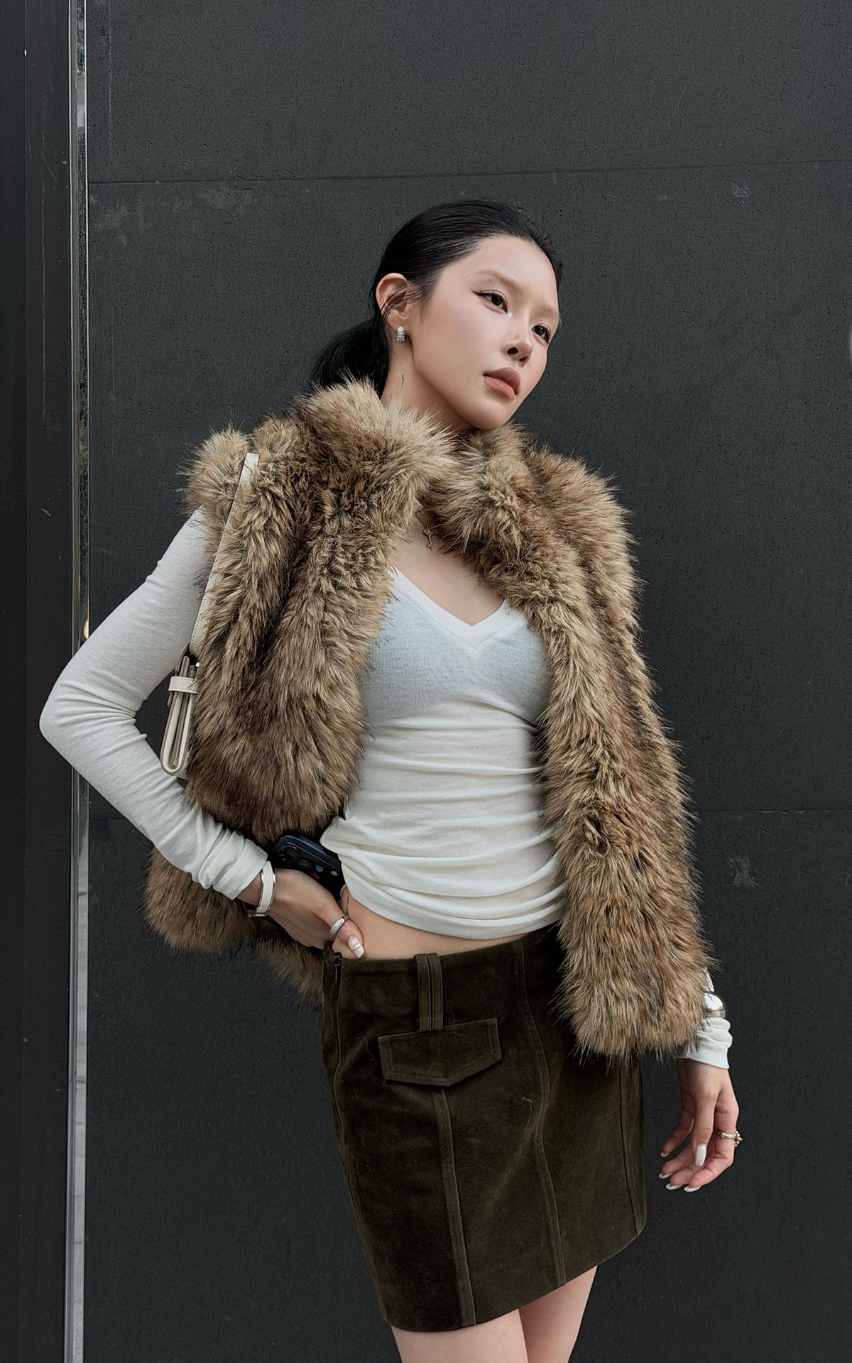 Hydrae Gilet sans manches en fausse fourrure volumineuse avec col montant oversize, fermeture à crochets dissimulée et silhouette décontractée