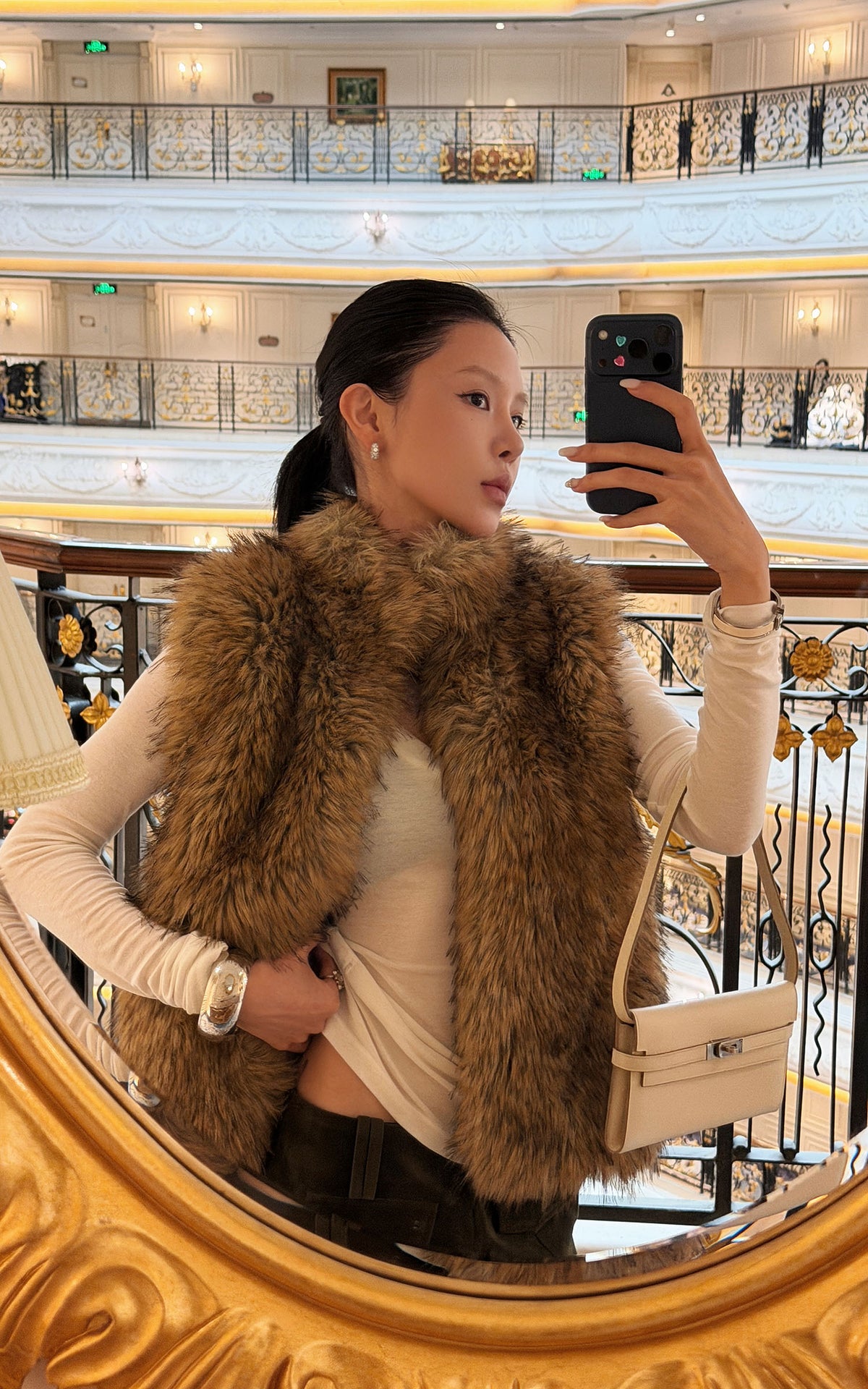 Hydrae Gilet sans manches en fausse fourrure volumineuse avec col montant oversize, fermeture à crochets dissimulée et silhouette décontractée