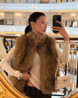 Hydrae Gilet sans manches en fausse fourrure volumineuse avec col montant oversize, fermeture à crochets dissimulée et silhouette décontractée