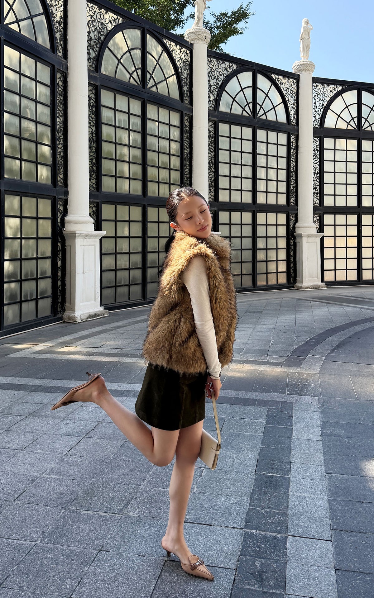 Hydrae Gilet sans manches en fausse fourrure volumineuse avec col montant oversize, fermeture à crochets dissimulée et silhouette décontractée