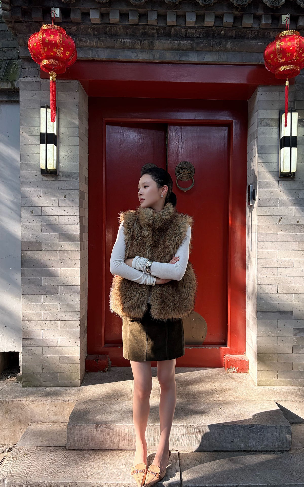 Hydrae Gilet sans manches en fausse fourrure volumineuse avec col montant oversize, fermeture à crochets dissimulée et silhouette décontractée