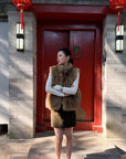 Hydrae Gilet sans manches en fausse fourrure volumineuse avec col montant oversize, fermeture à crochets dissimulée et silhouette décontractée