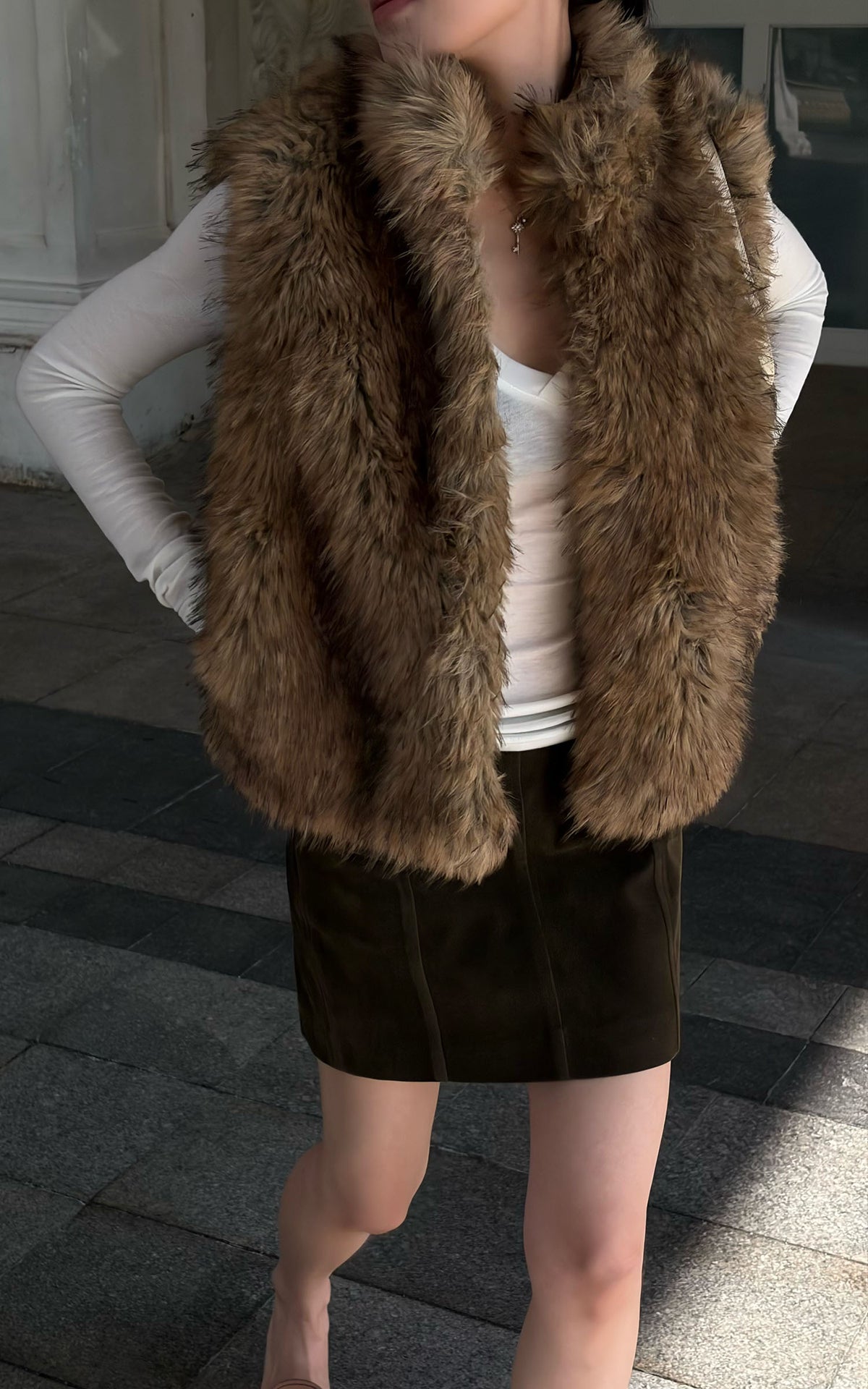 Hydrae Gilet sans manches en fausse fourrure volumineuse avec col montant oversize, fermeture à crochets dissimulée et silhouette décontractée