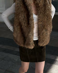 Hydrae Gilet sans manches en fausse fourrure volumineuse avec col montant oversize, fermeture à crochets dissimulée et silhouette décontractée