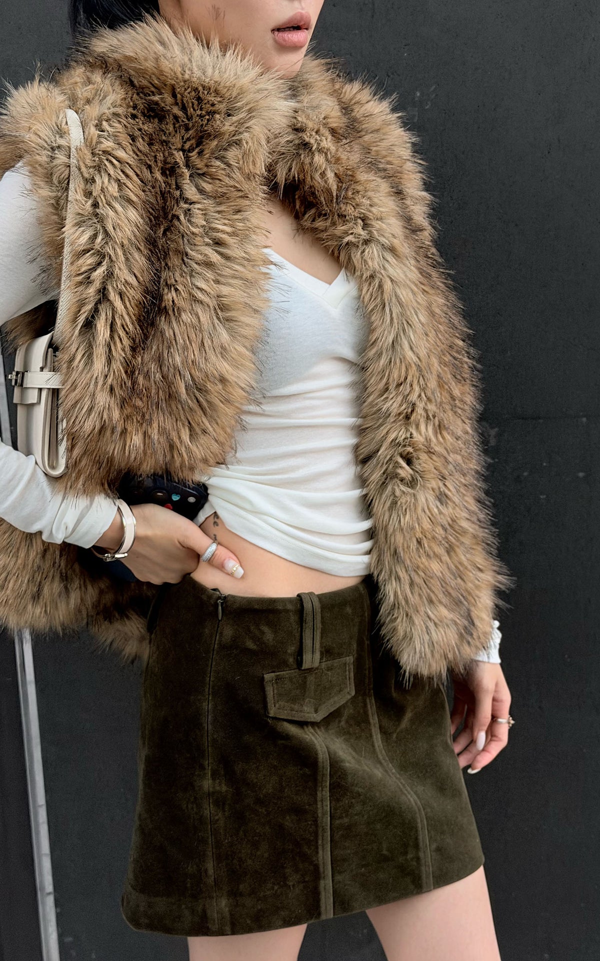 Hydrae Gilet sans manches en fausse fourrure volumineuse avec col montant oversize, fermeture à crochets dissimulée et silhouette décontractée