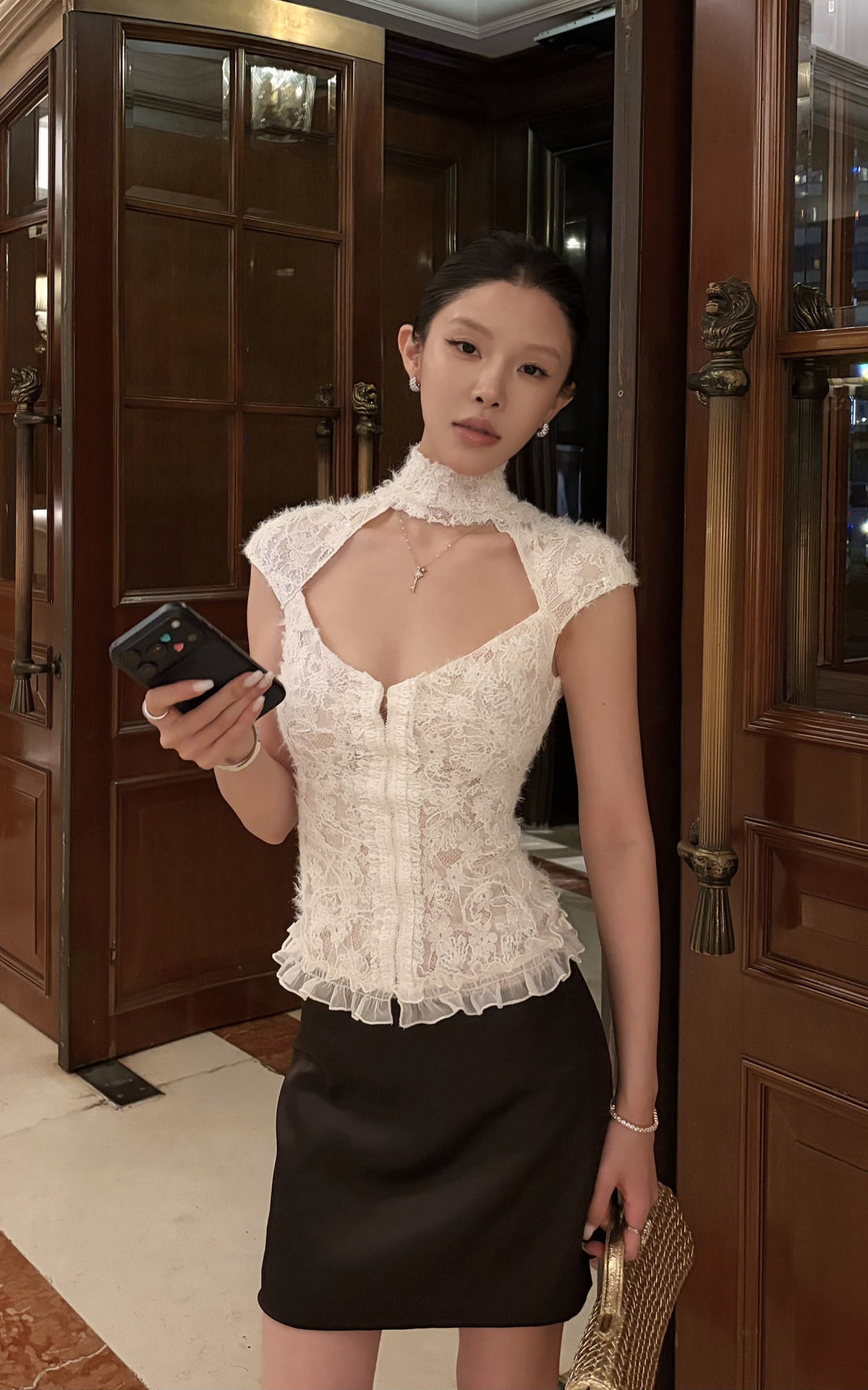 Hydrae 하이넥 컷아웃 레이스 탑, 러플 헴 디테일