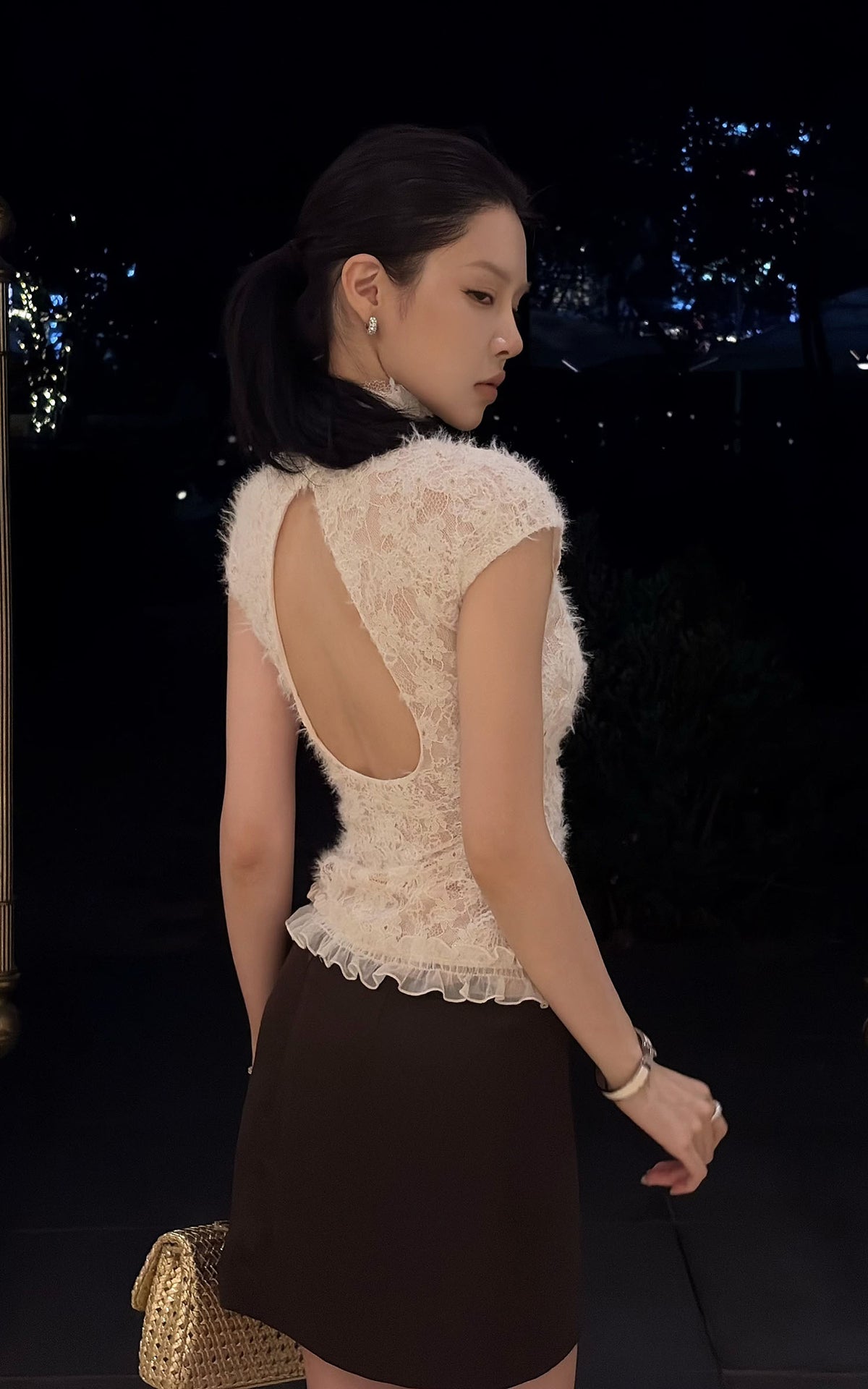 Hydrae 하이넥 컷아웃 레이스 탑, 러플 헴 디테일