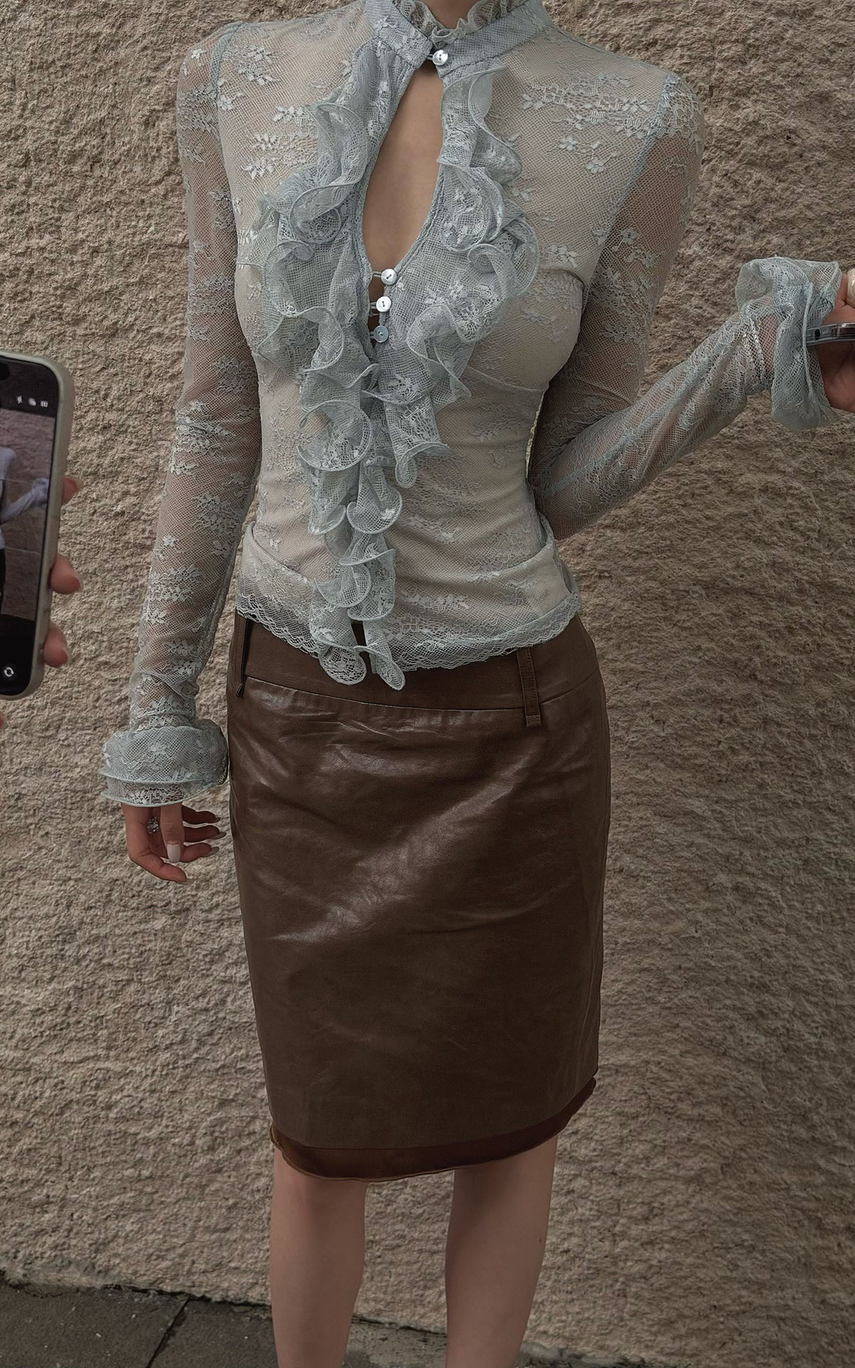 Hydrae Ensemble deux pièces : blouse à volants en dentelle florale transparente et jupe midi en similicuir, avec devant goutte d'eau et silhouette sculptée