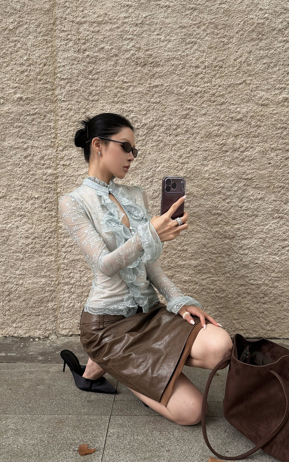 Hydrae Ensemble deux pièces : blouse à volants en dentelle florale transparente et jupe midi en similicuir, avec devant goutte d'eau et silhouette sculptée
