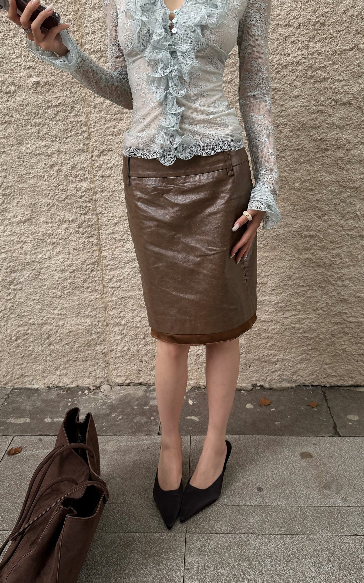 Hydrae Ensemble deux pièces : blouse à volants en dentelle florale transparente et jupe midi en similicuir, avec devant goutte d'eau et silhouette sculptée