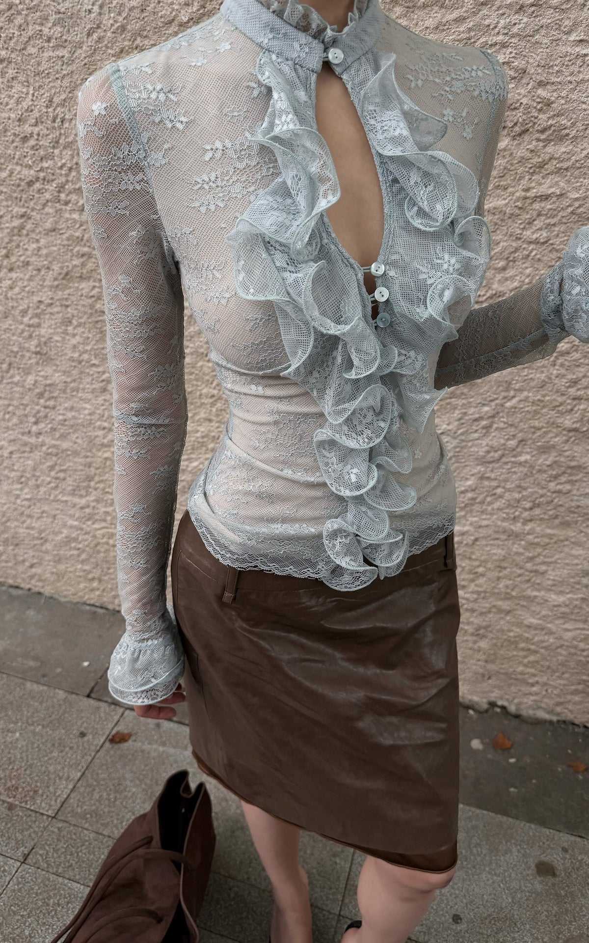 Hydrae Ensemble deux pièces : blouse à volants en dentelle florale transparente et jupe midi en similicuir, avec devant goutte d'eau et silhouette sculptée