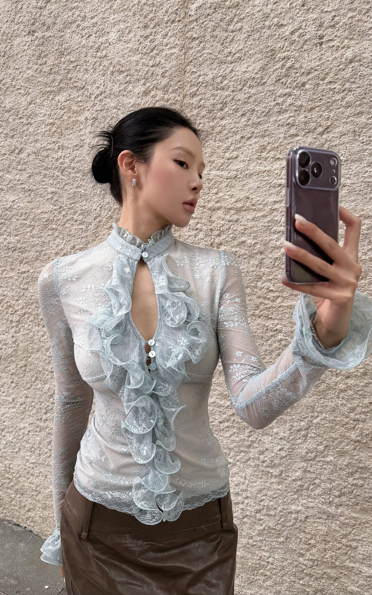 Hydrae Ensemble deux pièces : blouse à volants en dentelle florale transparente et jupe midi en similicuir, avec devant goutte d'eau et silhouette sculptée