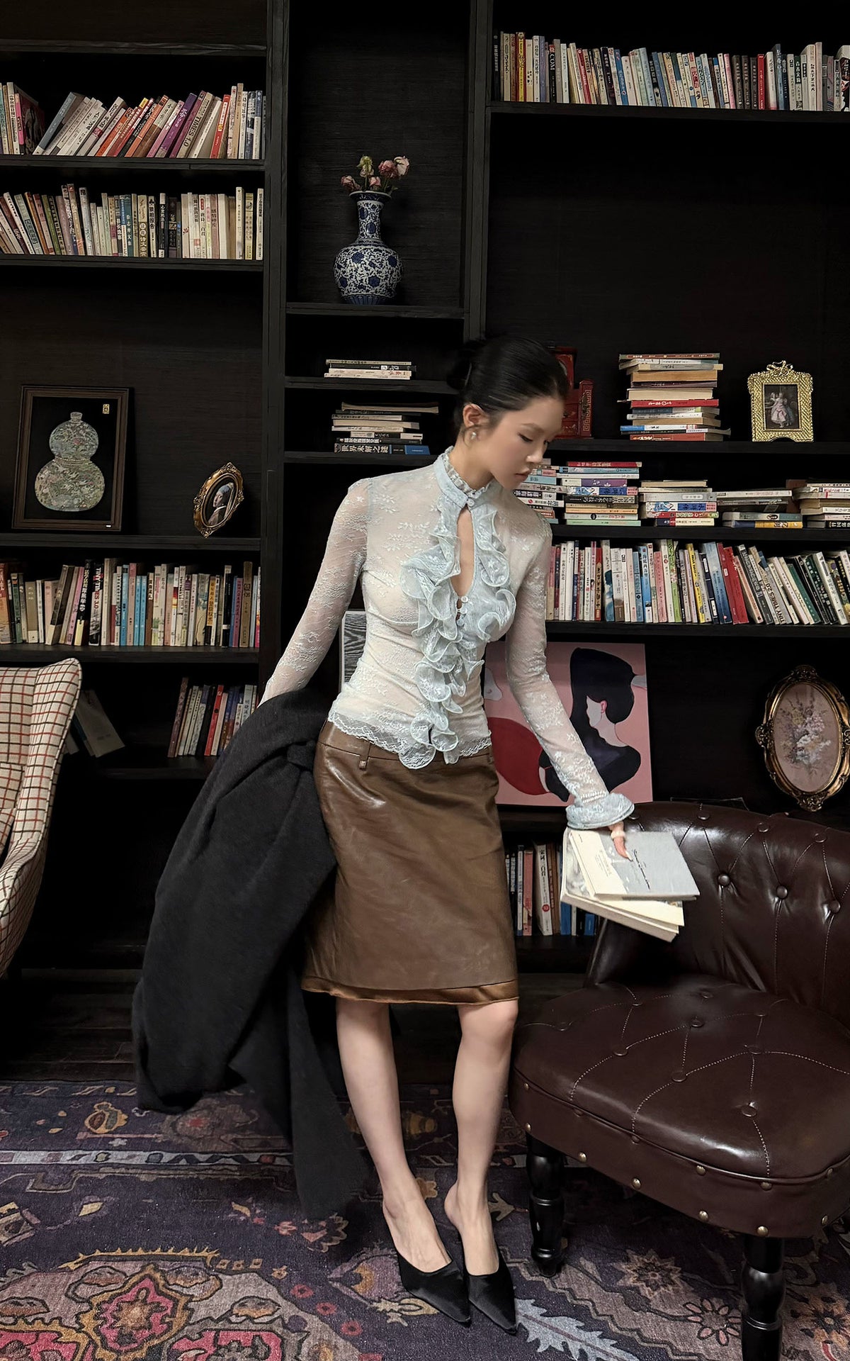 Hydrae Ensemble deux pièces : blouse à volants en dentelle florale transparente et jupe midi en similicuir, avec devant goutte d'eau et silhouette sculptée