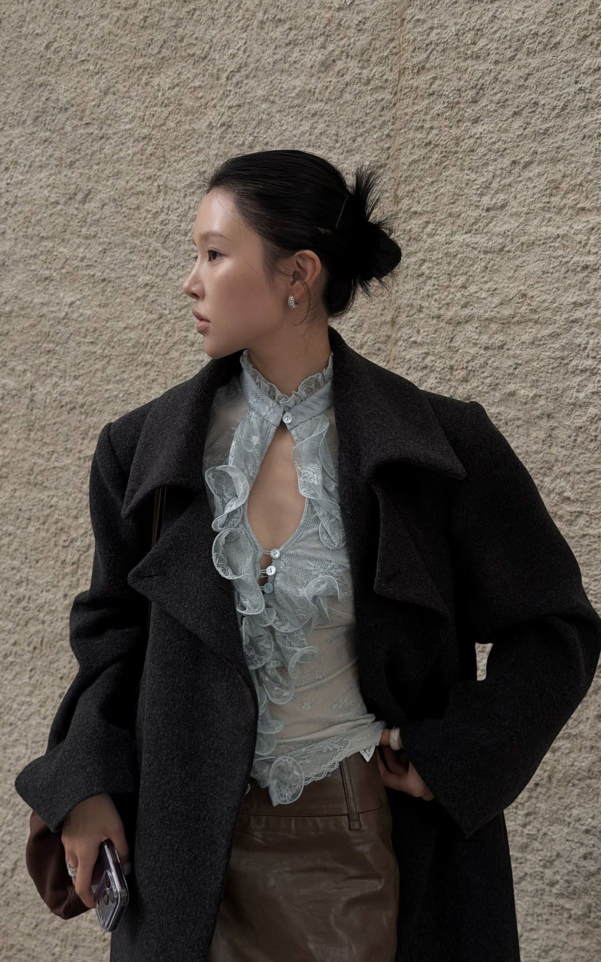 Hydrae Ensemble deux pièces : blouse à volants en dentelle florale transparente et jupe midi en similicuir, avec devant goutte d'eau et silhouette sculptée