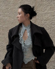 Hydrae Ensemble deux pièces : blouse à volants en dentelle florale transparente et jupe midi en similicuir, avec devant goutte d'eau et silhouette sculptée