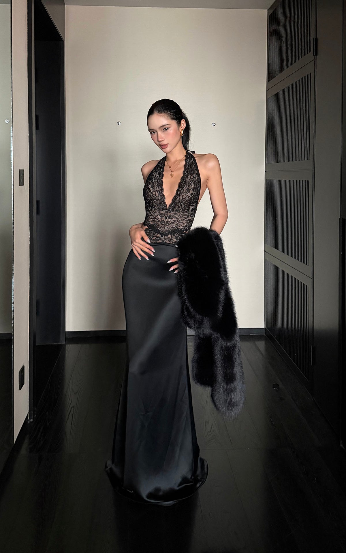 ROVENTE Robe longue en satin à col licou en dentelle