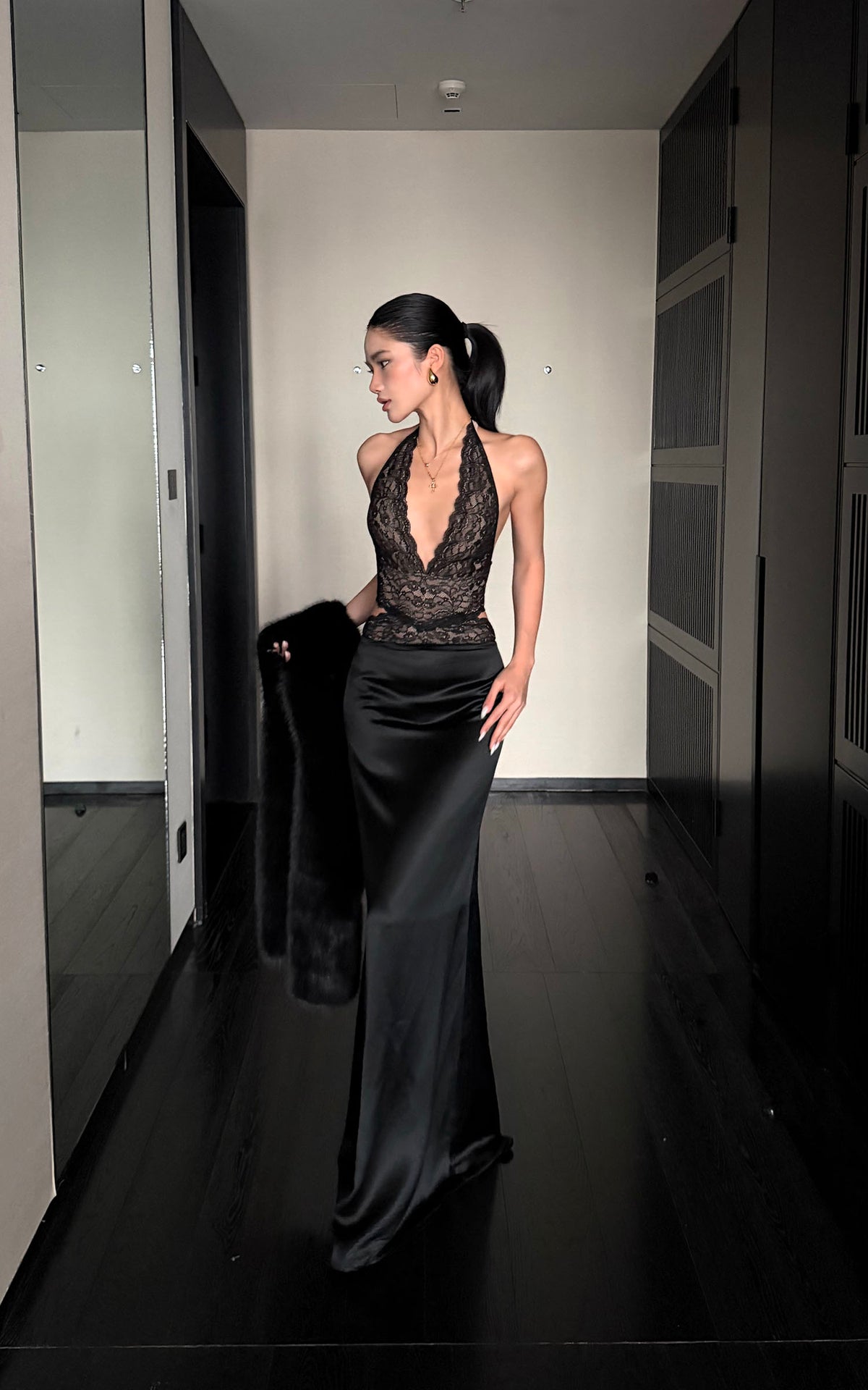 ROVENTE Robe longue en satin à col licou en dentelle