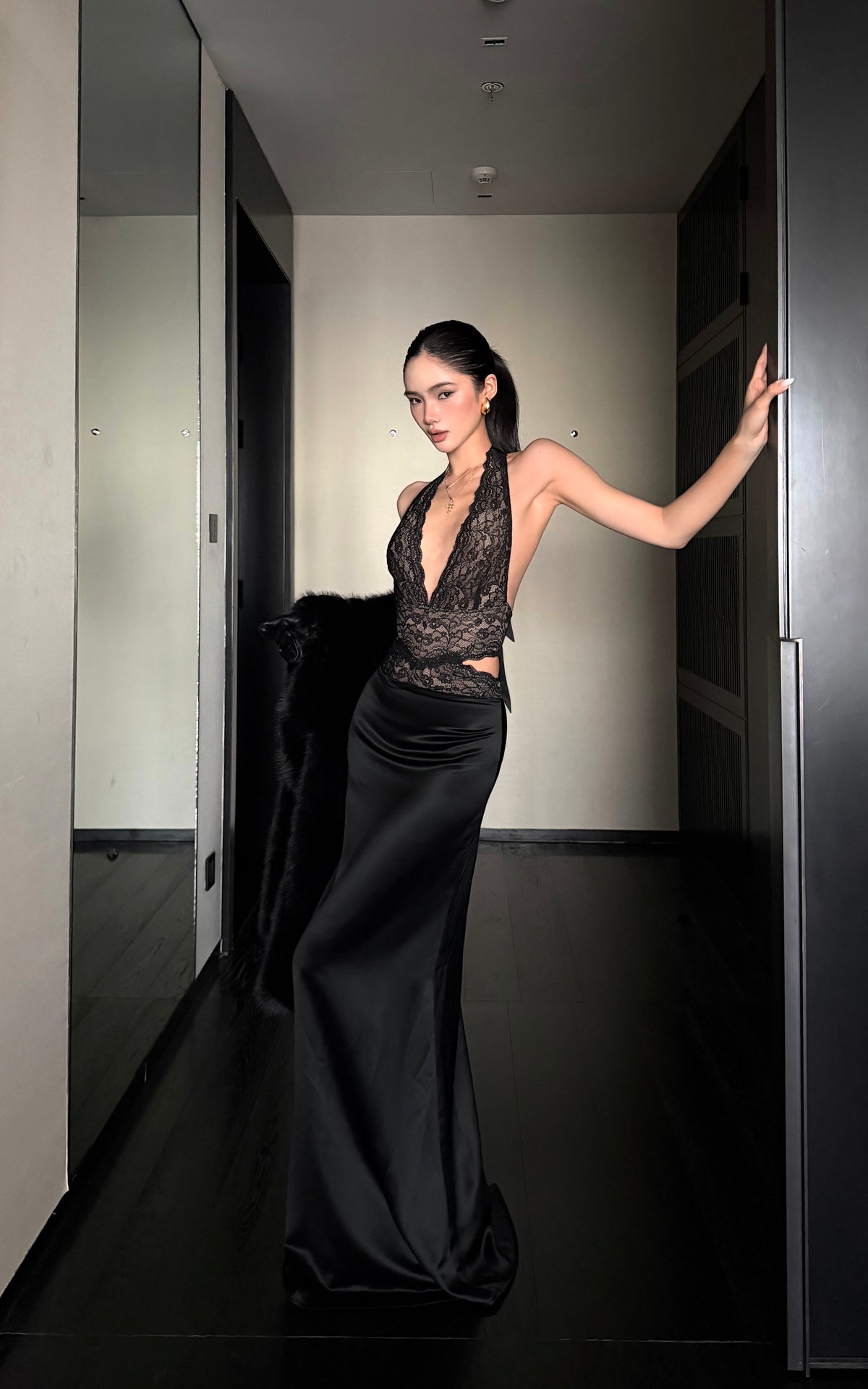 ROVENTE Robe longue en satin à col licou en dentelle