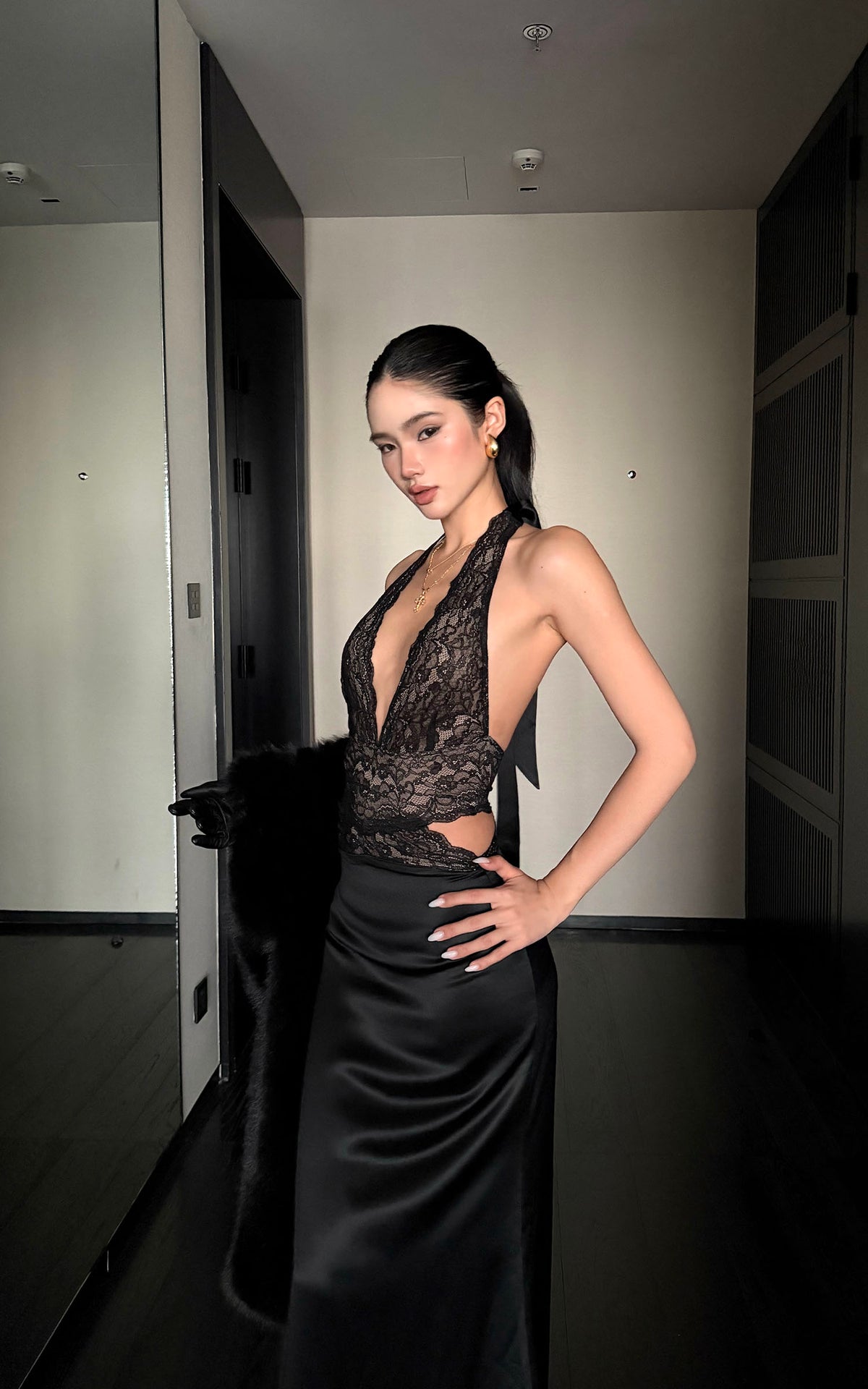 ROVENTE Robe longue en satin à col licou en dentelle