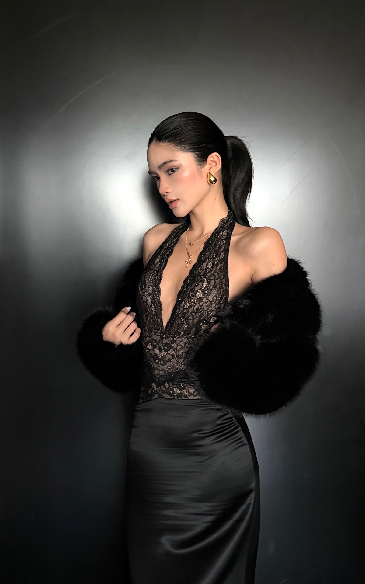 ROVENTE Robe longue en satin à col licou en dentelle